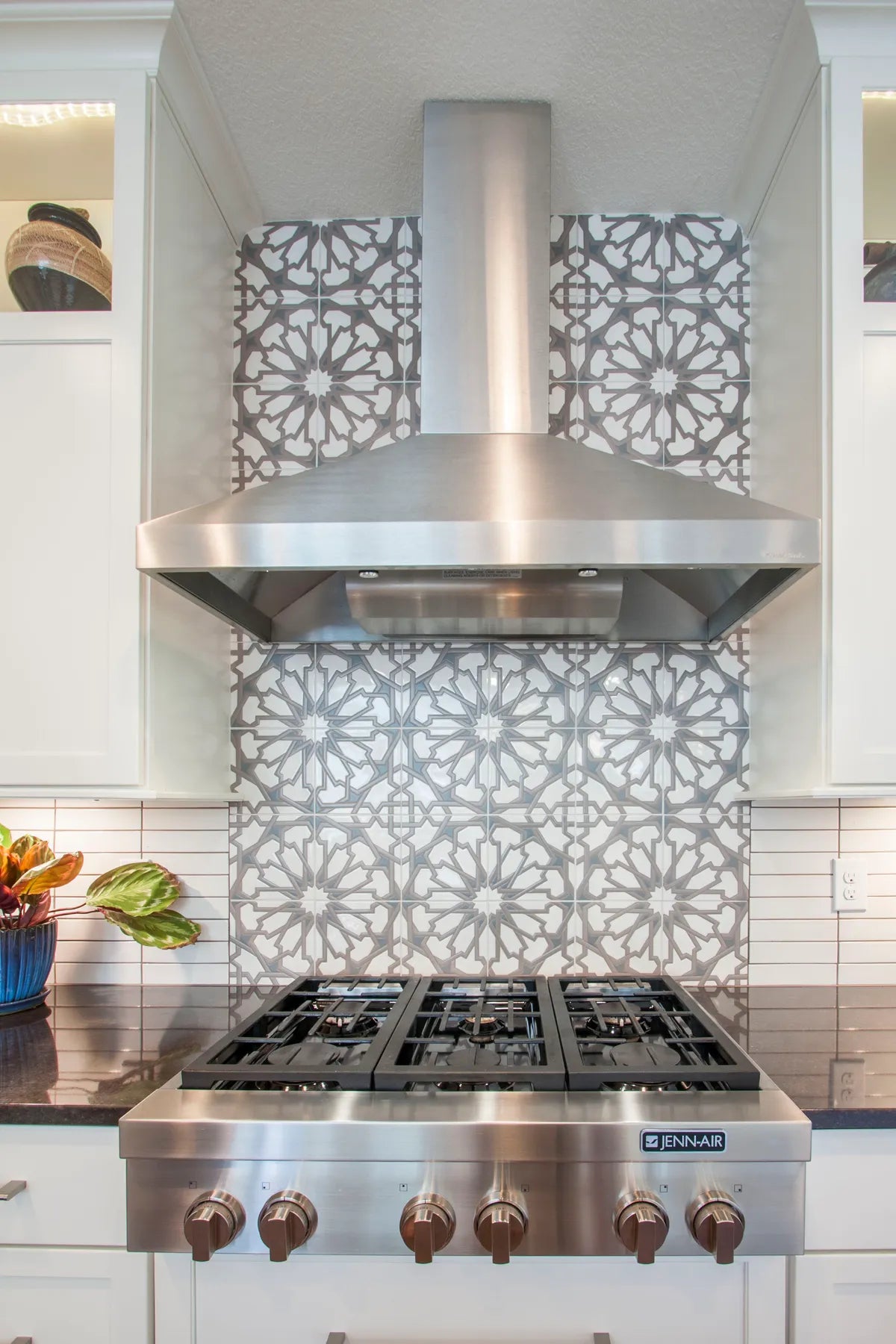 2016 Img Residential Kitchen Backsplash Diane Gordon Design Elisabeth Gordon Photo Hi Res Full Rights Handpainted Range Accent Persian Star Neutral Motif Tusk 2X8 Straight Stack Schluter Trim Fc172064 4