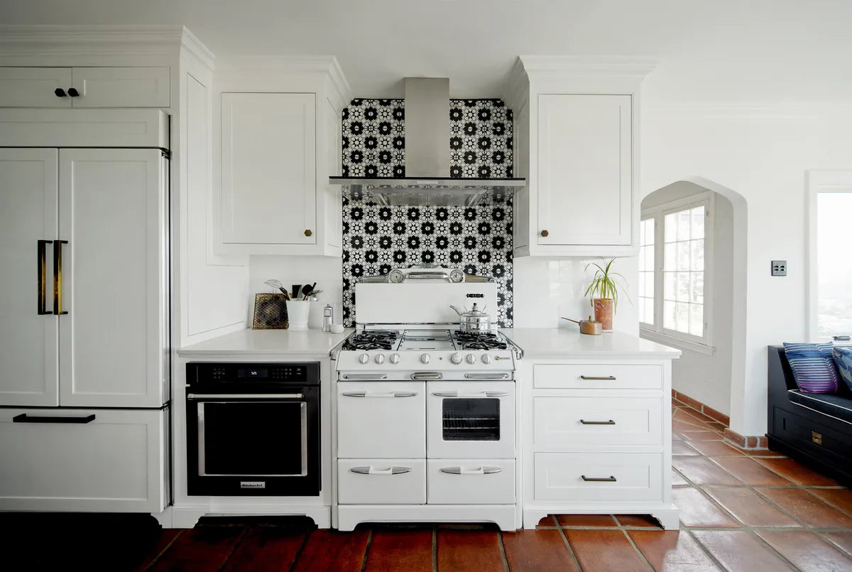 2017 IMG HI res residential RIGHTS design David Tsay photo kitchen backsplash handpainted Elephant star black white motif FC202293 12