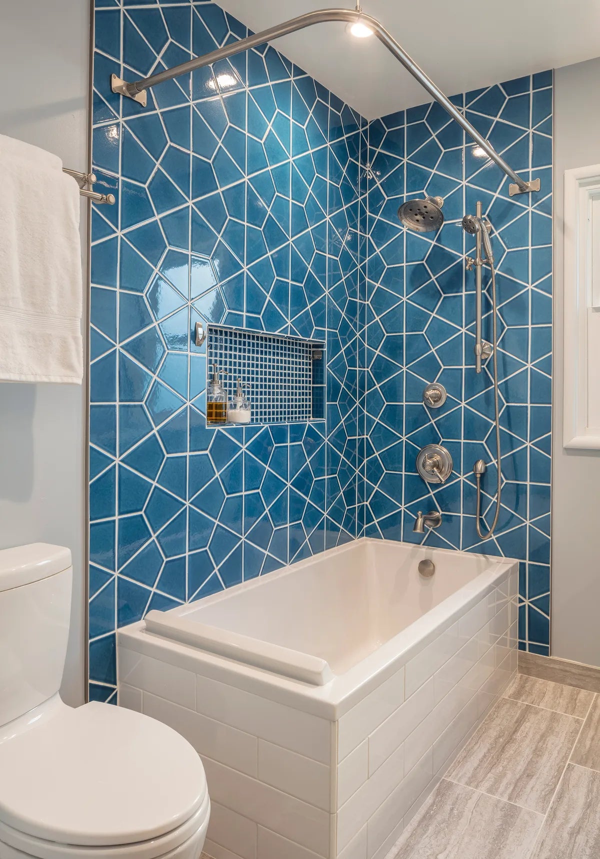 2017 Img Residential Hi Res Rights Heather Cleveland Design Hdr Build Bathroom Shower Tub Surround Niche 1X1 Straight Stack Martinique Accent Bullnose 3X6 Metal Schluter Trim Adriatic Sea Hexite Fc183439 1
