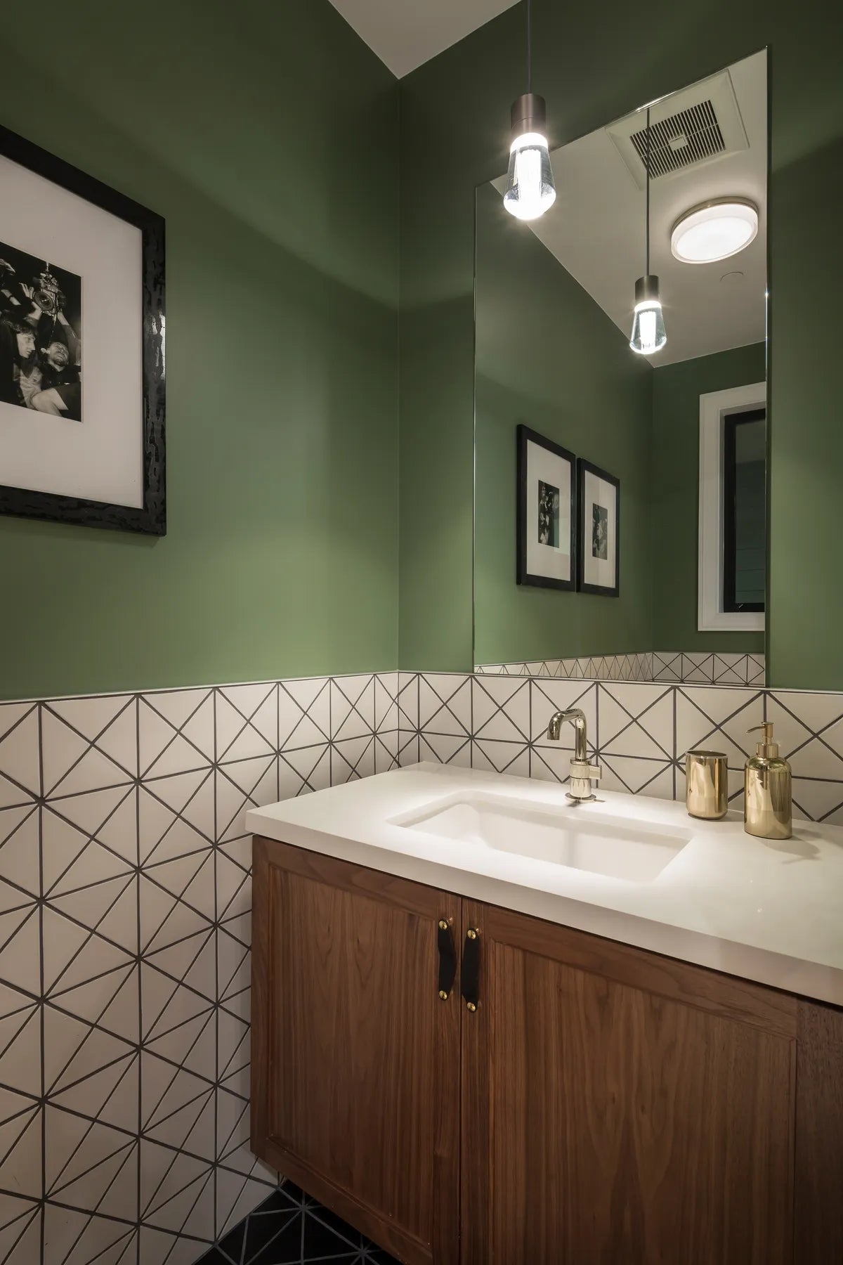 2017 Img Residential Rights Noz Design Frank Oreilly Install Bathroom Wainscott Walls Vanity Backsplash Floor 422 Triangles French Linen Basalt Metal Schluter Trim Fc209709