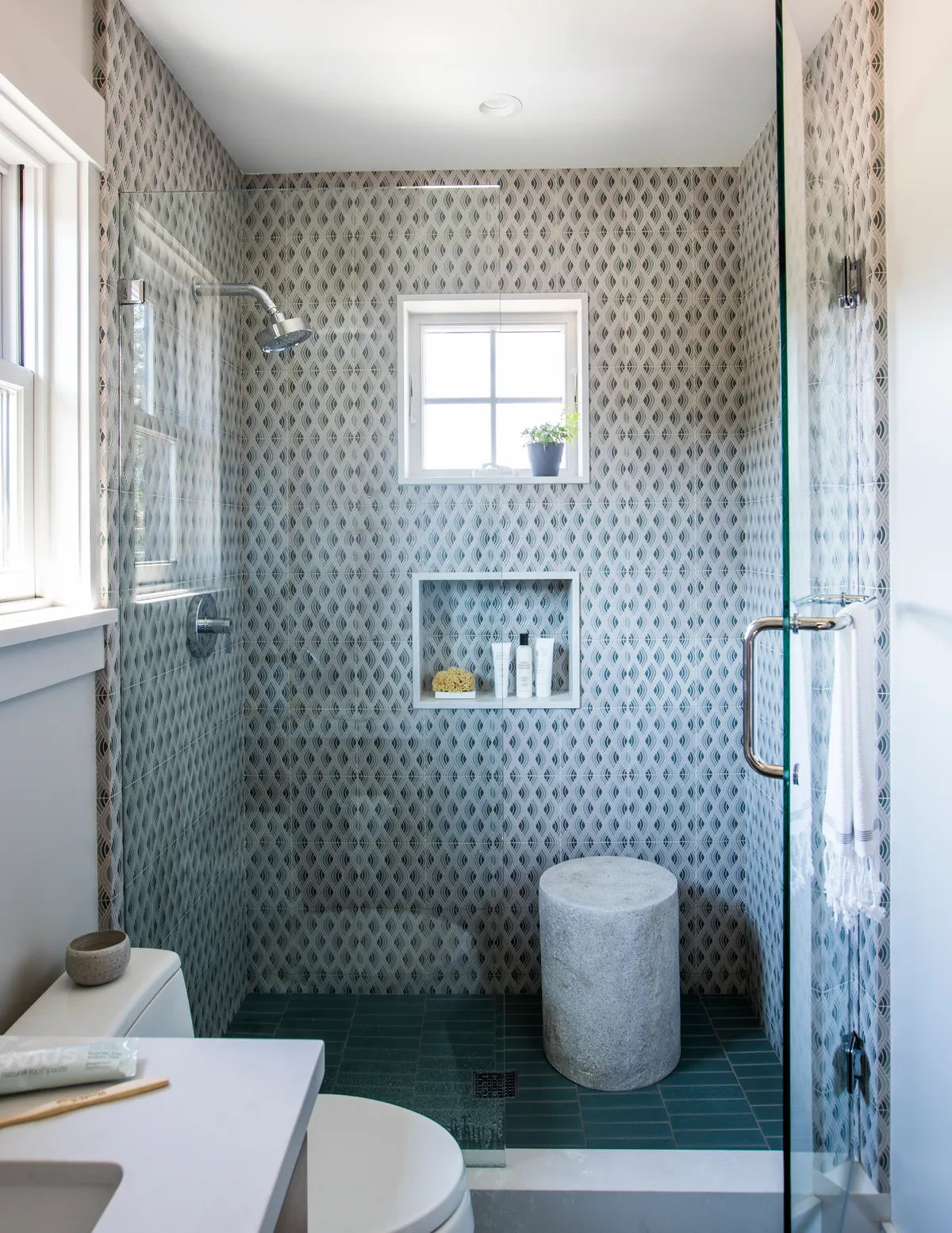 2018 Q3 Image Rights Sunset Magazine Idea House Lauren Nelson Design Sunset Photo Thomas J Story Bathroom Shower Walls Handpainted Custom Flagstone Gypsum Driftwood Winter Mountains Floor Flagstone 2X8 Fc 227023 Full 2