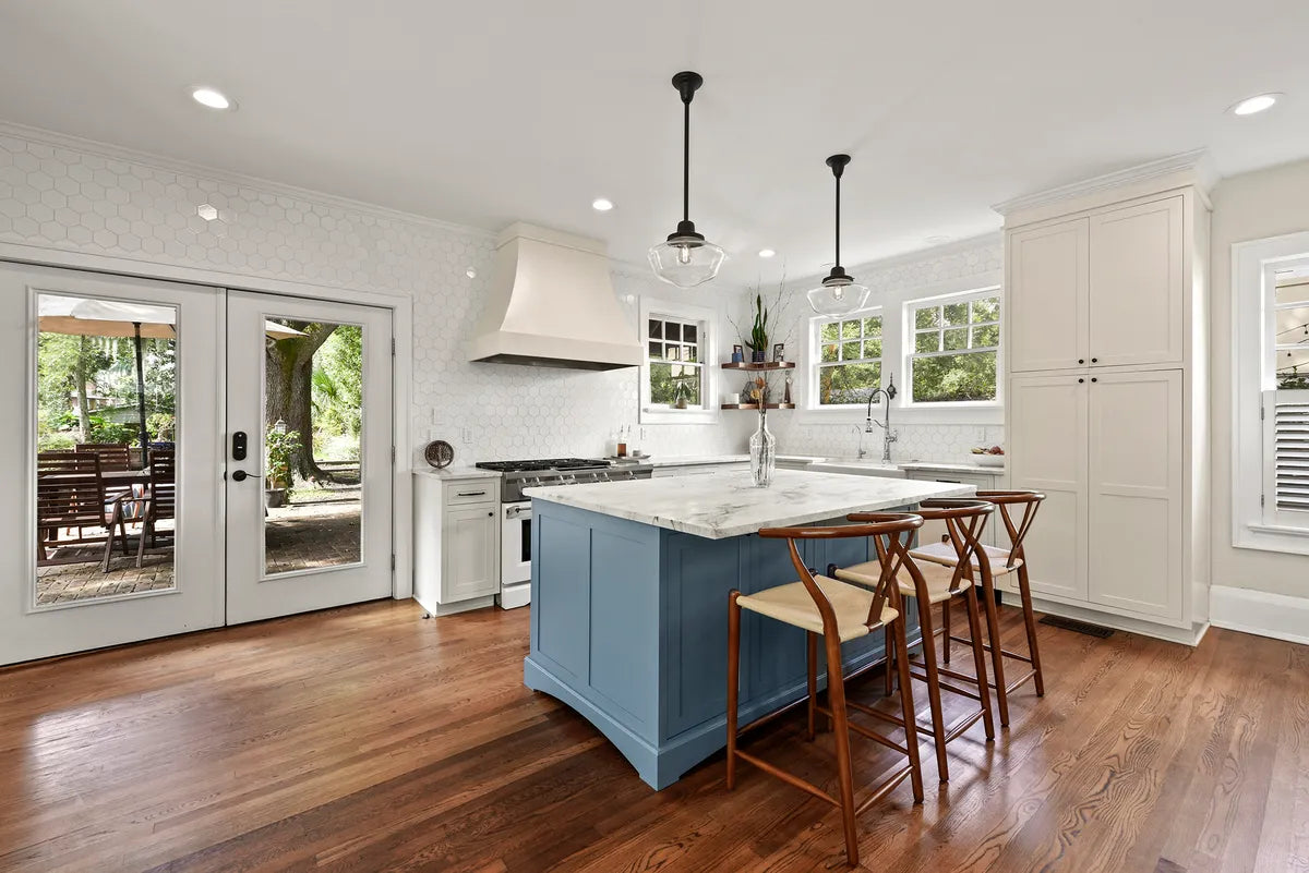 2018 Img Residential Hi Res Rights Web Kim Lindsey Photo Kitchen Backsplash Foundations Ceramic 422 Hex White Wash Fc240931 1