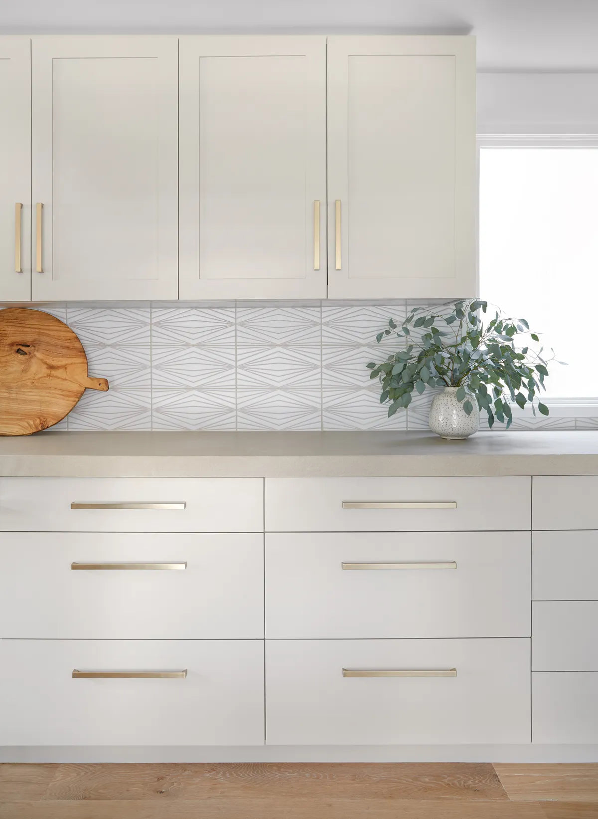 2018 Img Residential Hi Res Rights Zeke Rulas Photo Anne Carr Design Kitchen Backsplash Handpainted Diamond Contour White Motif Horizontal Fc226419 3