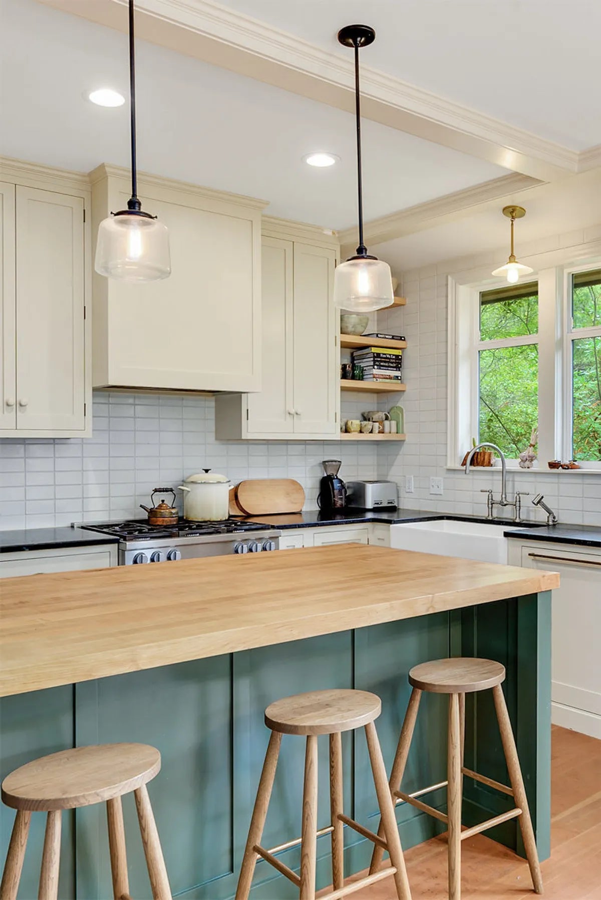 2018 img residential rights alicia davenport design besea photo kitchen backsplash straight stack tusk 3x6 foundations FC221529 1