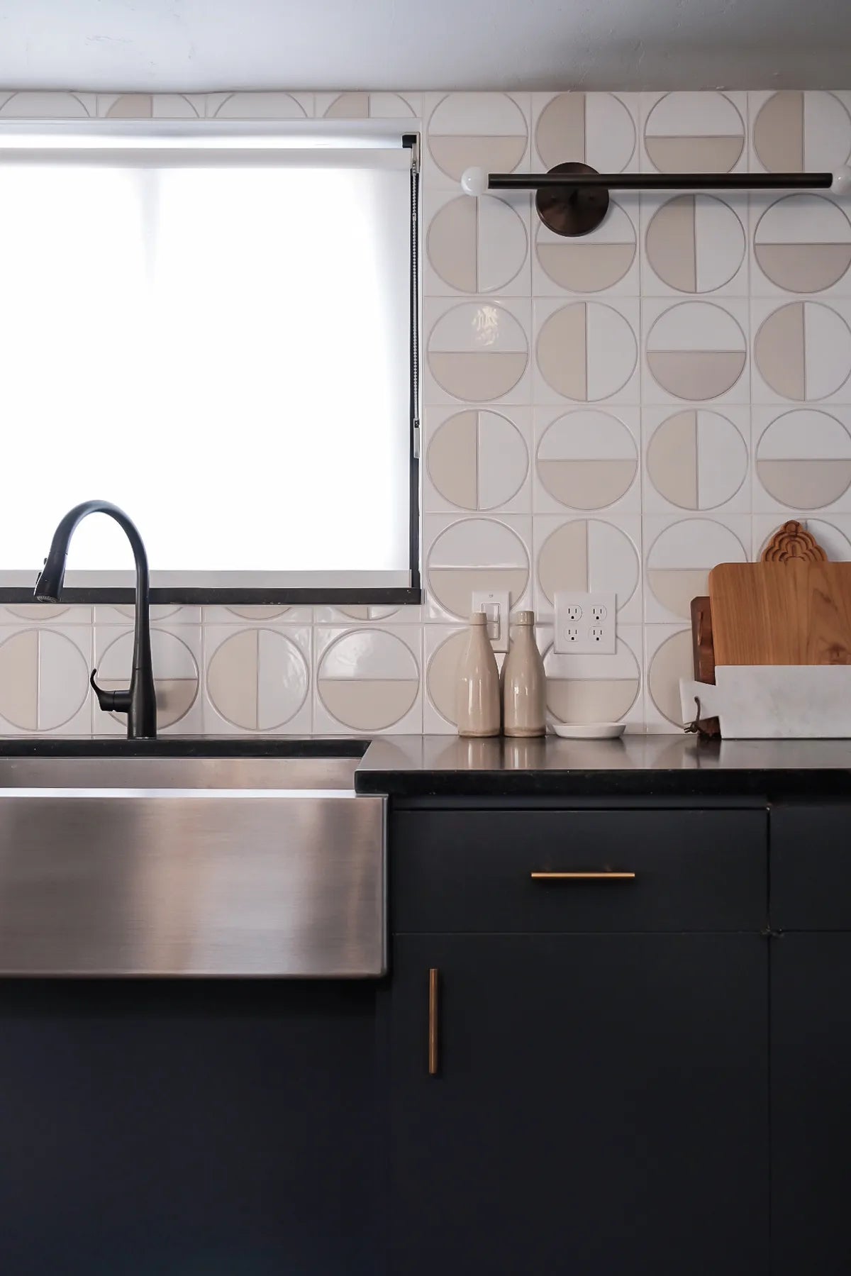 2019 Q1 Image Rights Residential Influencer Simply Grove Kitchen Backsplash Handpainted Agrarian Harvest White Motif Fc 253001 Sink Detail 2