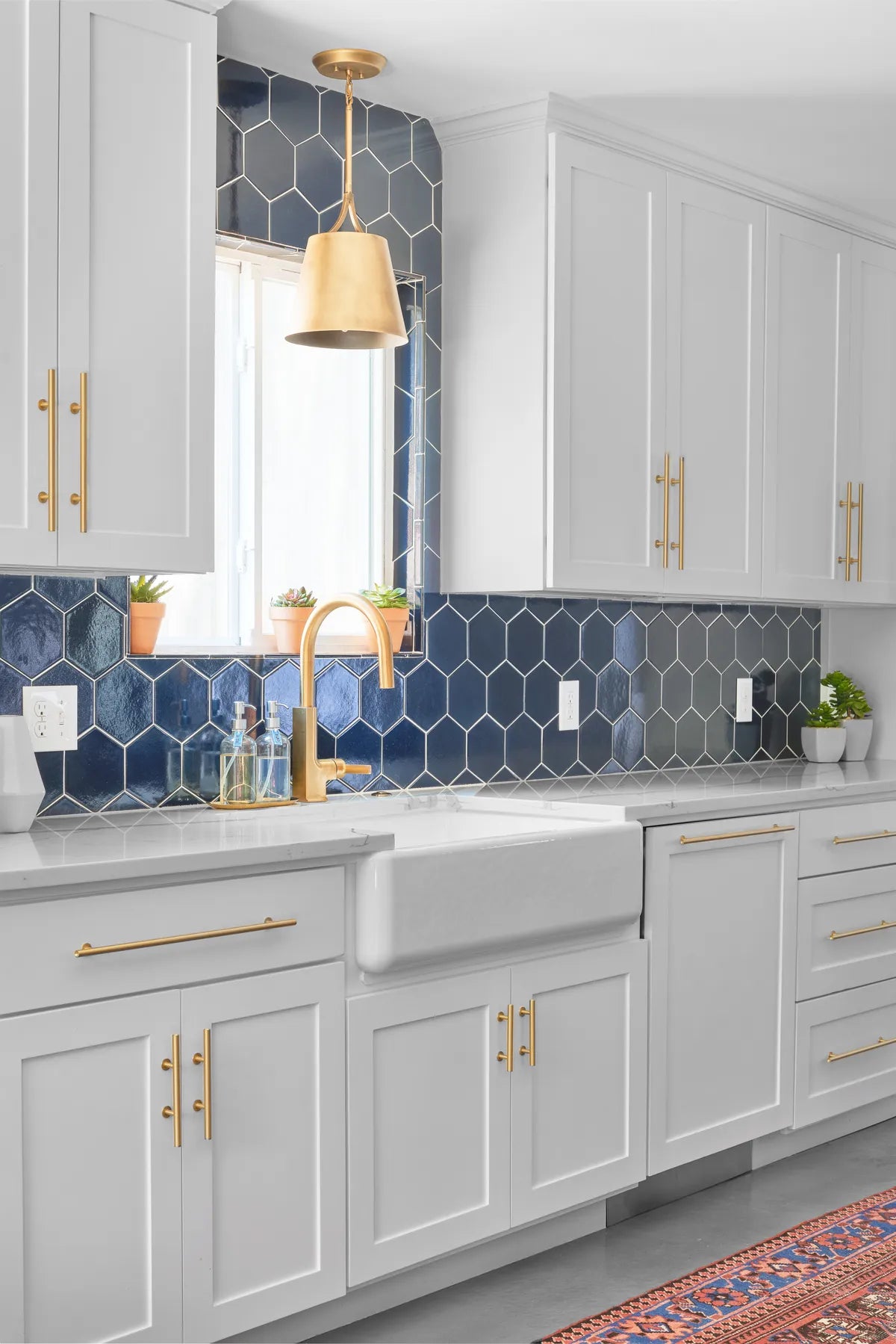 2019 img hi res FULL RIGHTS john gioffre design Leonid Furmansky photo kitchen backsplash navy blue ceramic 622 hexagon FC287738 WEB 2