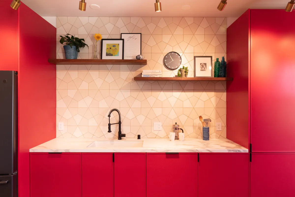 2019 Img Residential Hi Res Rights Studio Goldfinch Tom Holland Photo Kitchen Backsplash Ceramic Hexite Blend Ivory Feldspar Fc271289 4