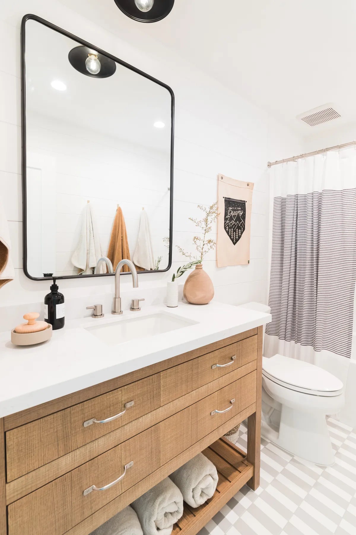2019 Img Residential Hi Res Rights Mindy Gayer Design Vanessa Lentine Photo Bathroom Floor Blend Checkerboard Straight Stack Ceramic Calcite Gypsum 2X6 Fc276799 1