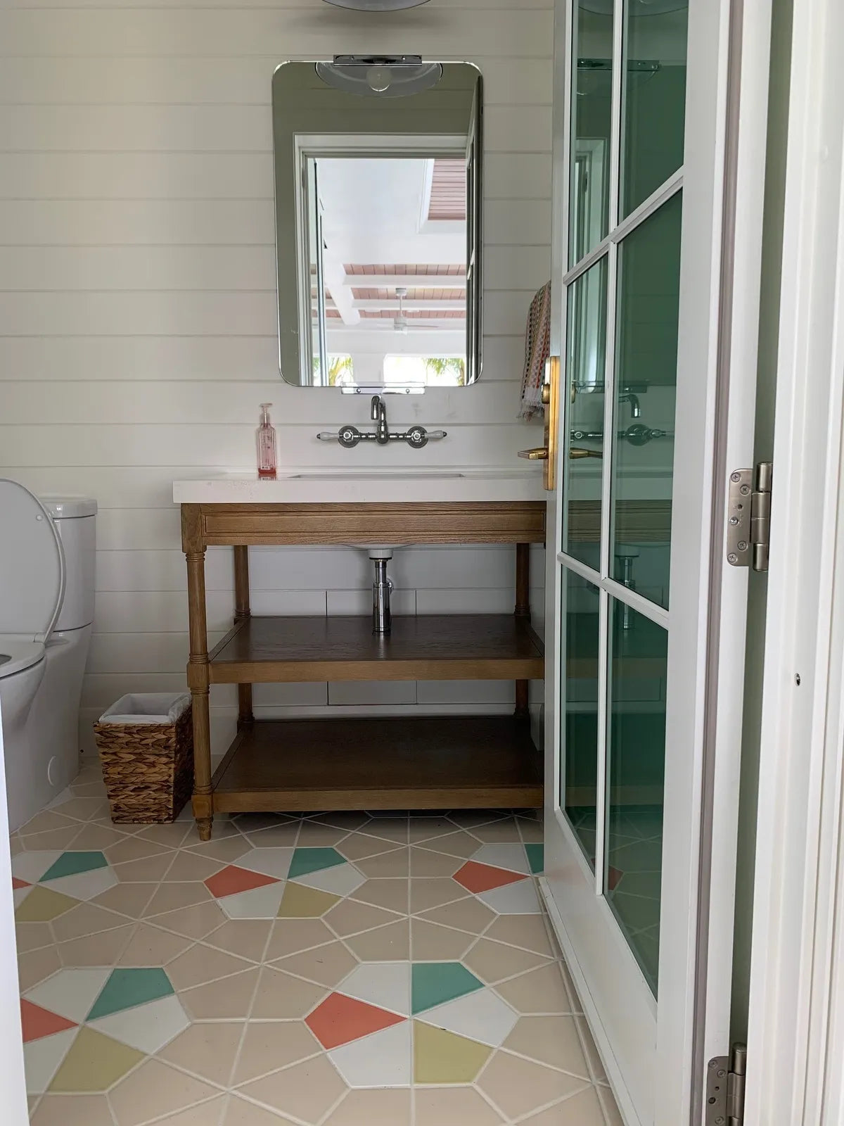 2020 HI res residential web use design Photo leslie merchie bathroom floor hexitie mosaic retired white gloss white wash retired aqua bora bora retired chardonay frond retired shell cardamom white grout FC320532 1