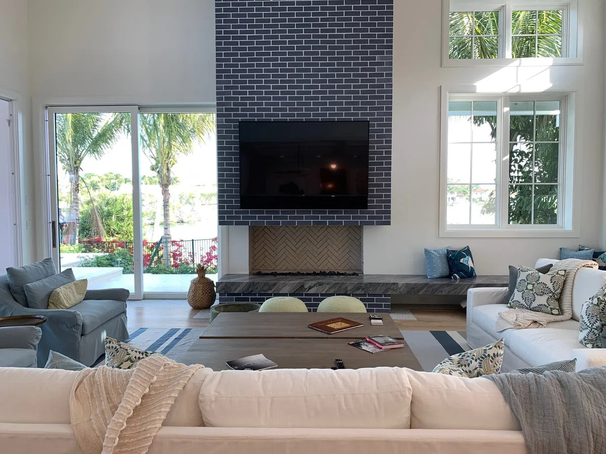 2020 IMG HI res residential web use only design photo leslie murchies straight offset thin brick appalachain white grout fireplace FC 320532 1