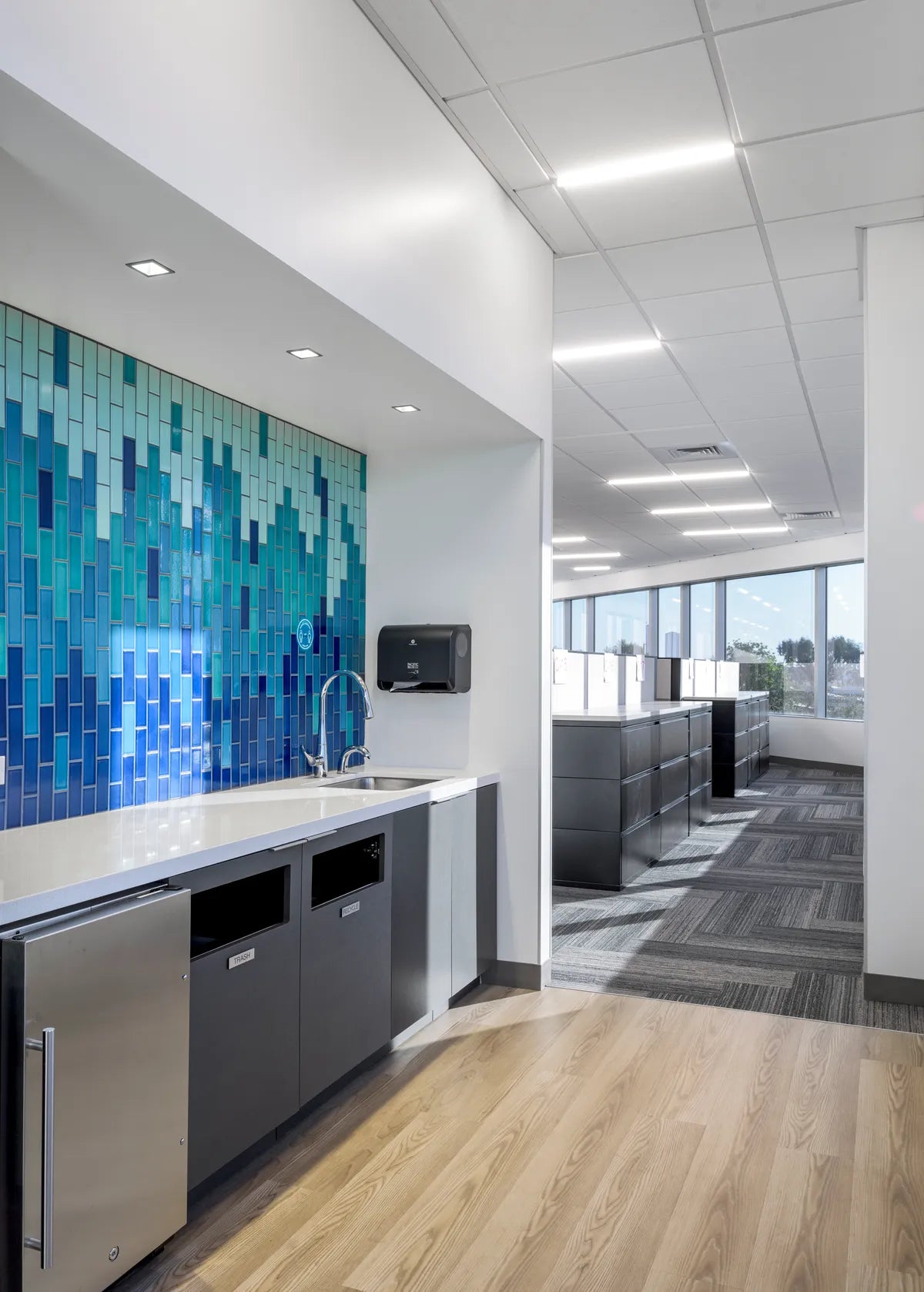 2020 IMG hi res commercial Design DSA photo Brian Doll WEB ONLY accent wall 2x6 glacier bay naples blue adriatic sea lake tahoe vertical offset blend FC358159
