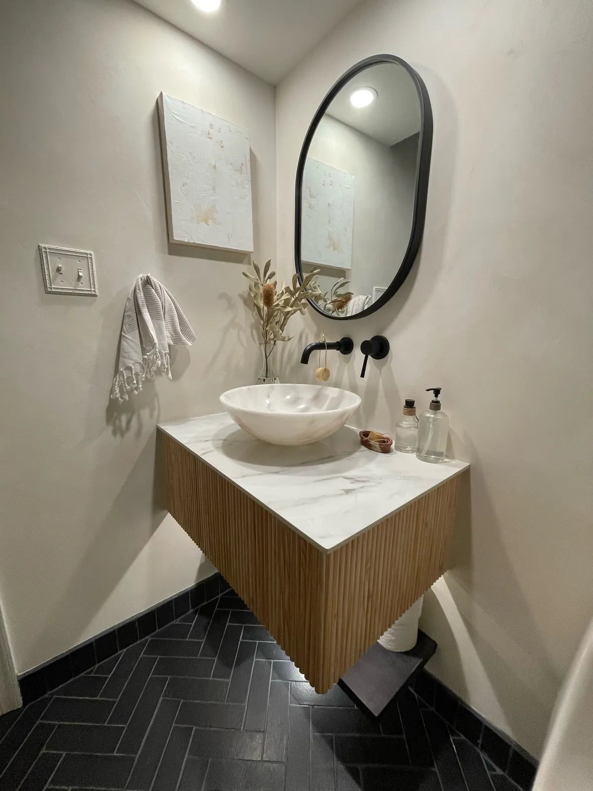 2020 IMG hi res residential influencer zigzag studio design photo full rights bathroom black hills brick quickship floor herringbone pattern white grout standing shower edge FC 415282 2