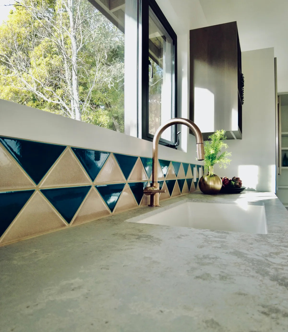 2020 IMG lo res residential Tam house Bethany fay photo web use Handpainted arable 8x8 warm motif kitchen straight set white grout backsplash FC 317111 1