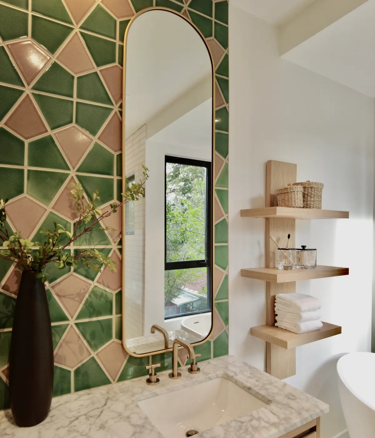 2020 IMG lo res residential Tam house Bethany fay photo web use Handpainted hexite 8x8 warm motif BATH straight set white grout backsplash FC 317111 5