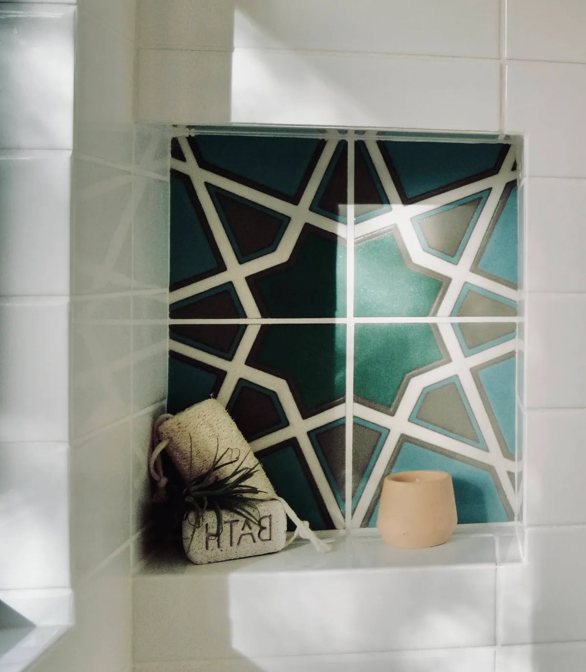 2020 IMG lo res residential Tam house Bethany fay photo web use Handpainted padma 8x8 cool motif kitchen straight set white grout backsplash FC 317111 2