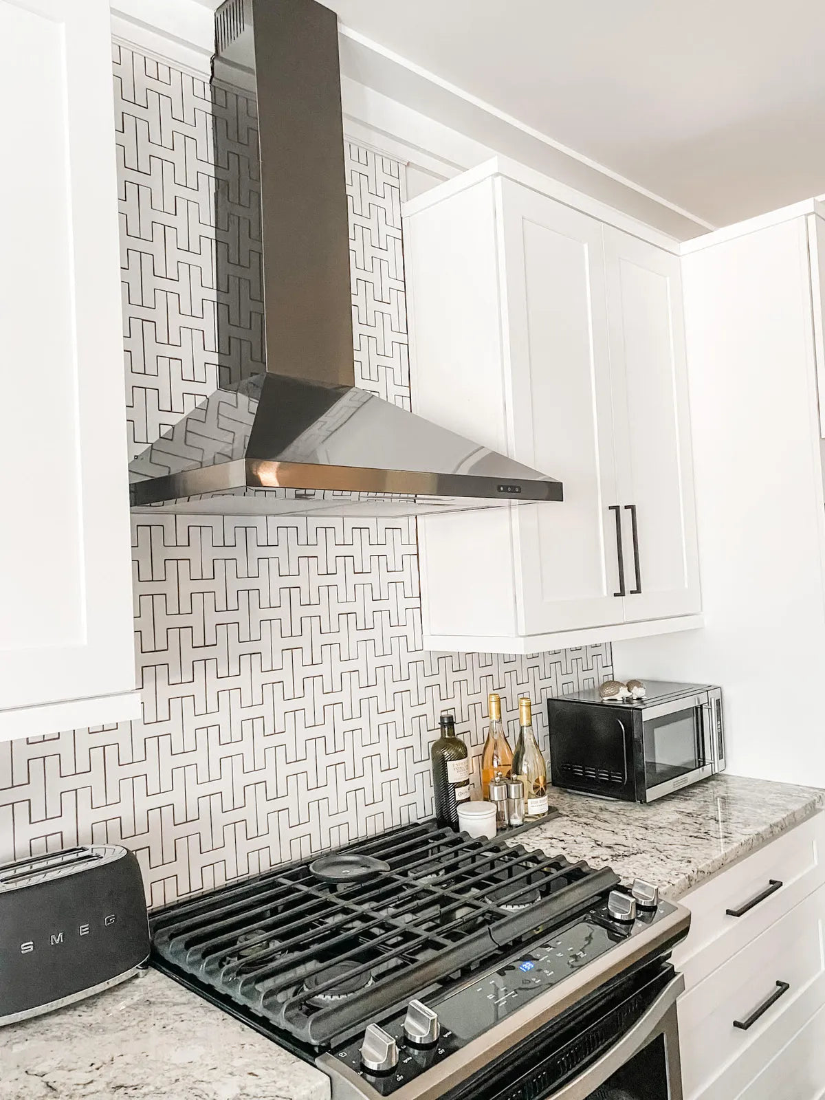 2020 IMG web use hi res Rhionnon apple R apple co photo residential kitchen backsplash Chaine homme calcite black grout FC 414696 1