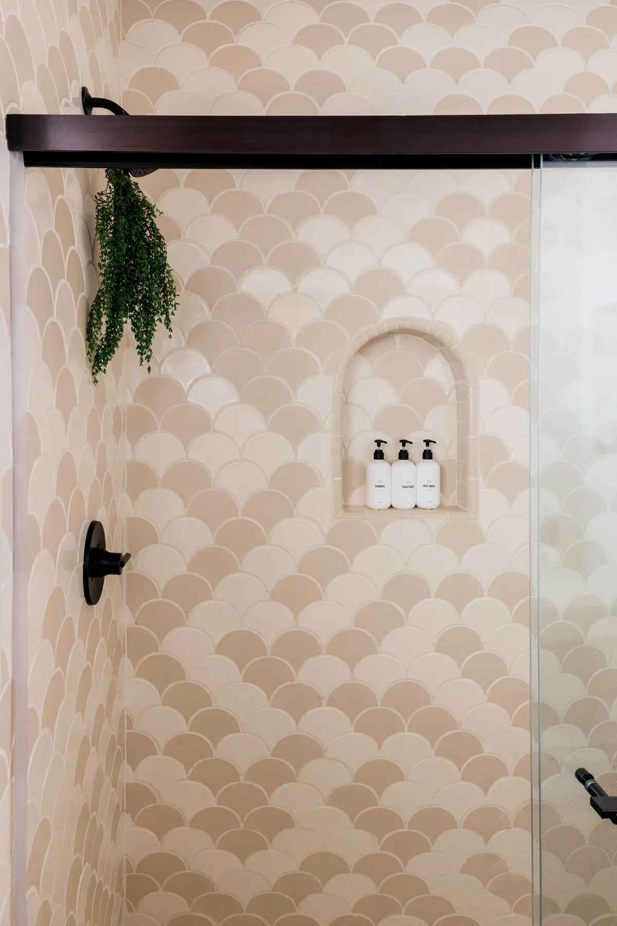 2020 Q1 Image Hi Res Full Rights Margaret Austin Photography Influencer Joshua Tree House Posada Bathroom Shower Wall Tile Ogee Drop Ivory Shell Niche Detail Fc268051