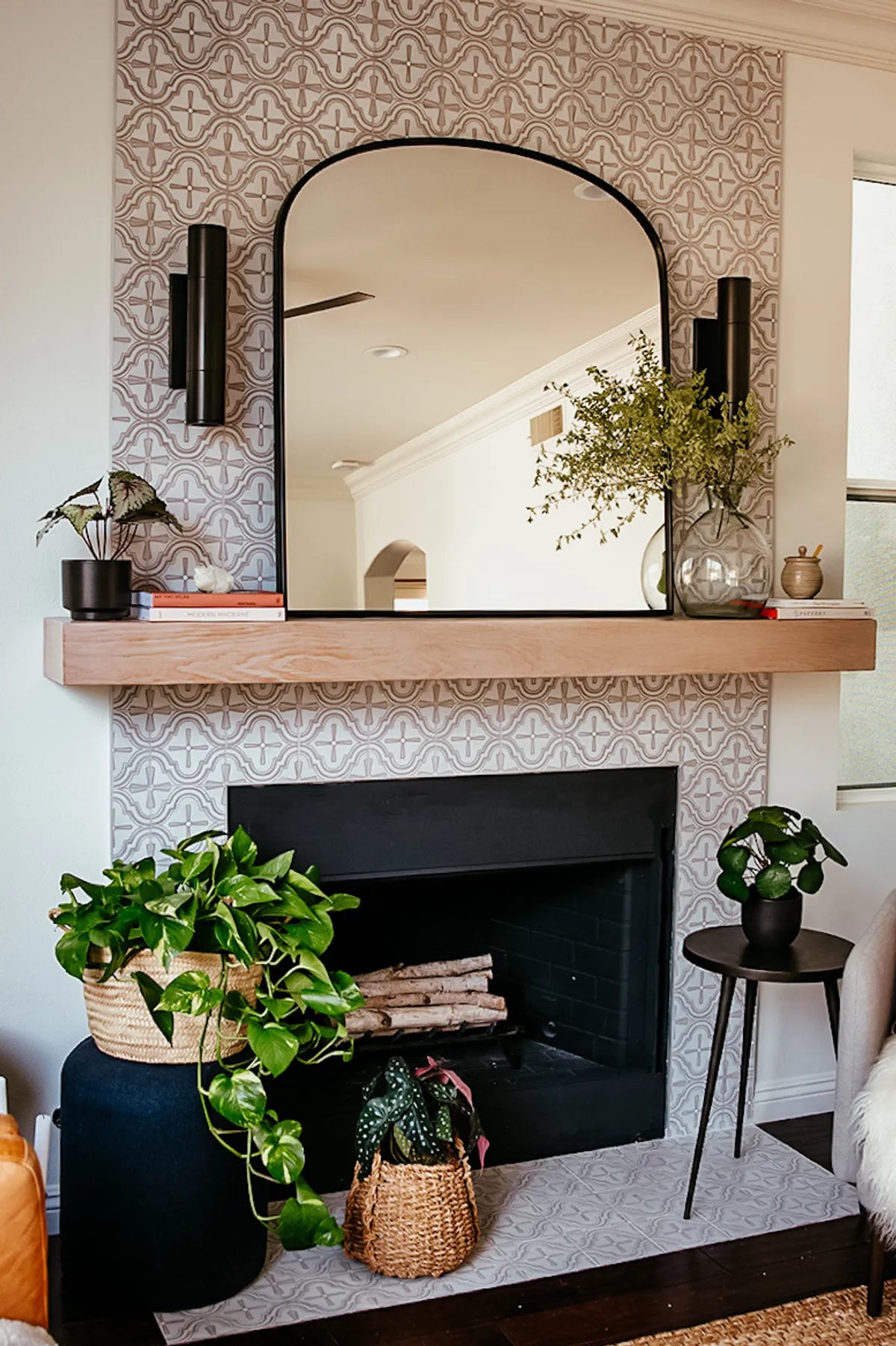 2020 Q1 Img Hi Res Full Rights Residential Influencer Anita Yokota Fireplace Hearth Handpainted Tile Cuerda Seca Sanxenxo Custom White Wash Daisy French Linen Full Fc330032
