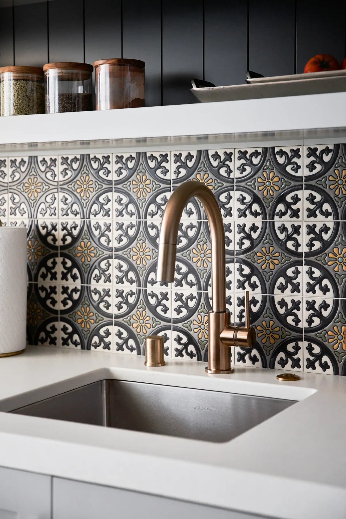 2020 hi res img residential design JL Interior Design photo thomas Kuoh rights prints digital kitchen backsplash handpainted custom motif lugo design FC 323101
