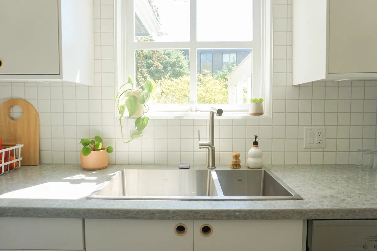 2021 HI RES IMG INFLUENCER rights RESIDENTIAL DESIGN ALISON MAZUREK photo kitchen backsplash 3x3 sheeted mosaic in calcite FC453326 1