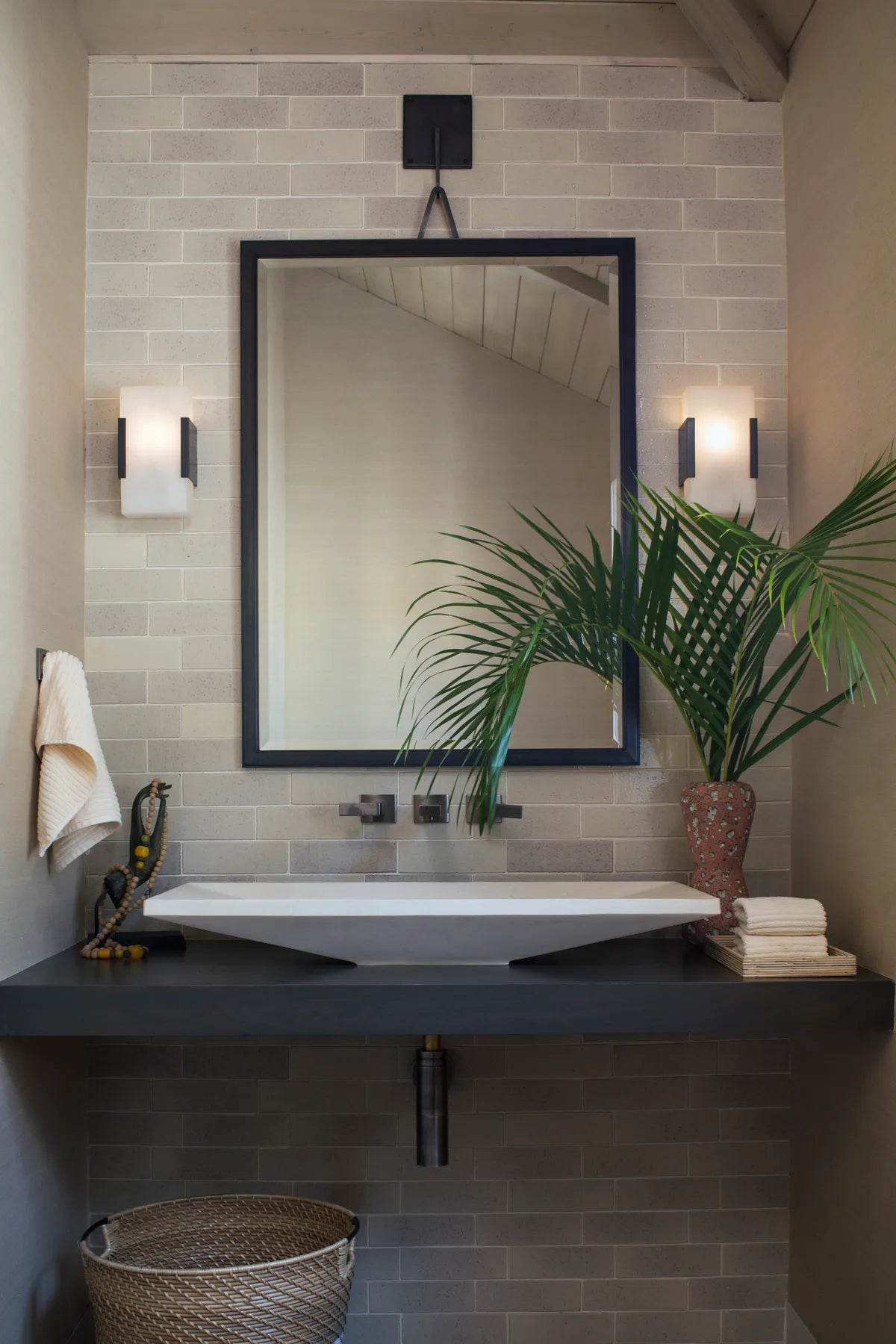 2021 IMG HI RES Influencer residential Design Chelsea Sachs Design Meghan Bob Photo Powder Room wall to ceiling backsplash glazed thin brick in silk now big horn FC 203037 2