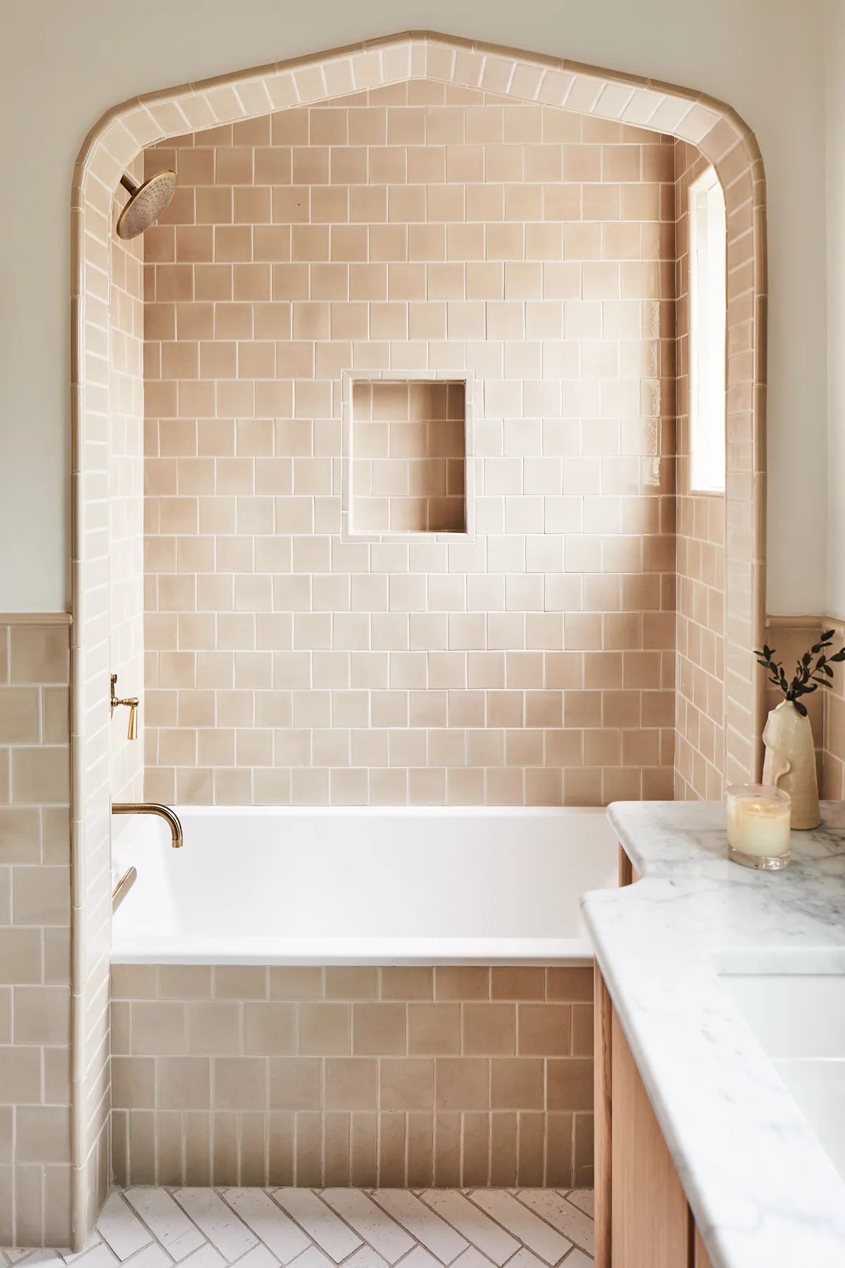 2021 IMG HI RES Influencer rights residential Lauren Bradshaw Design photo Joseph Bradshaw bathroom shower niche backsplash 4x4 2x6 round liner 1x6 liner trim sand dune floor olympic brick FC401965 1