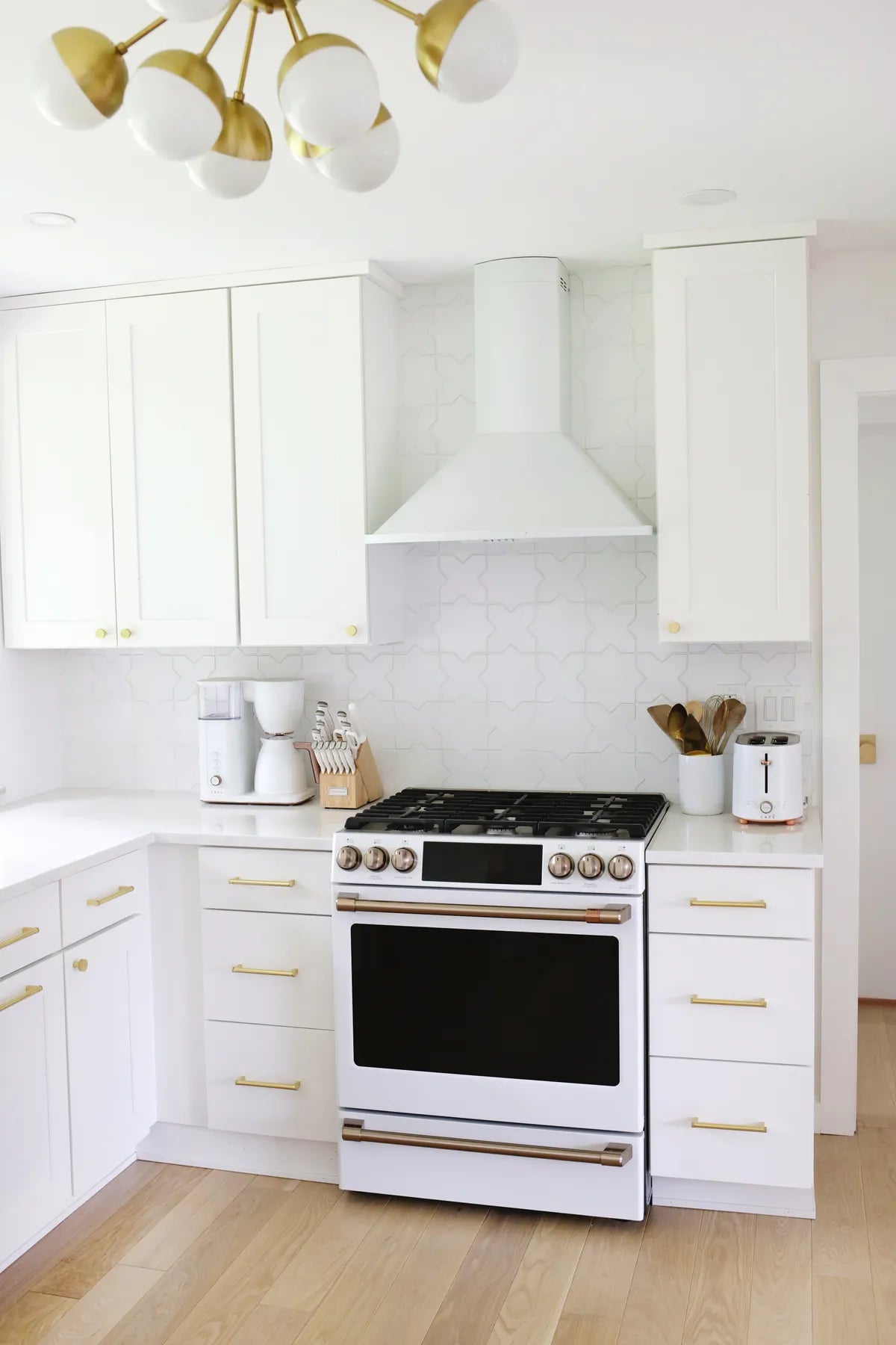 2021 IMG HI RES RIGHTS influencer design Laura Gummerman photo kitchen backsplash star and cross large white wash FC451143 1
