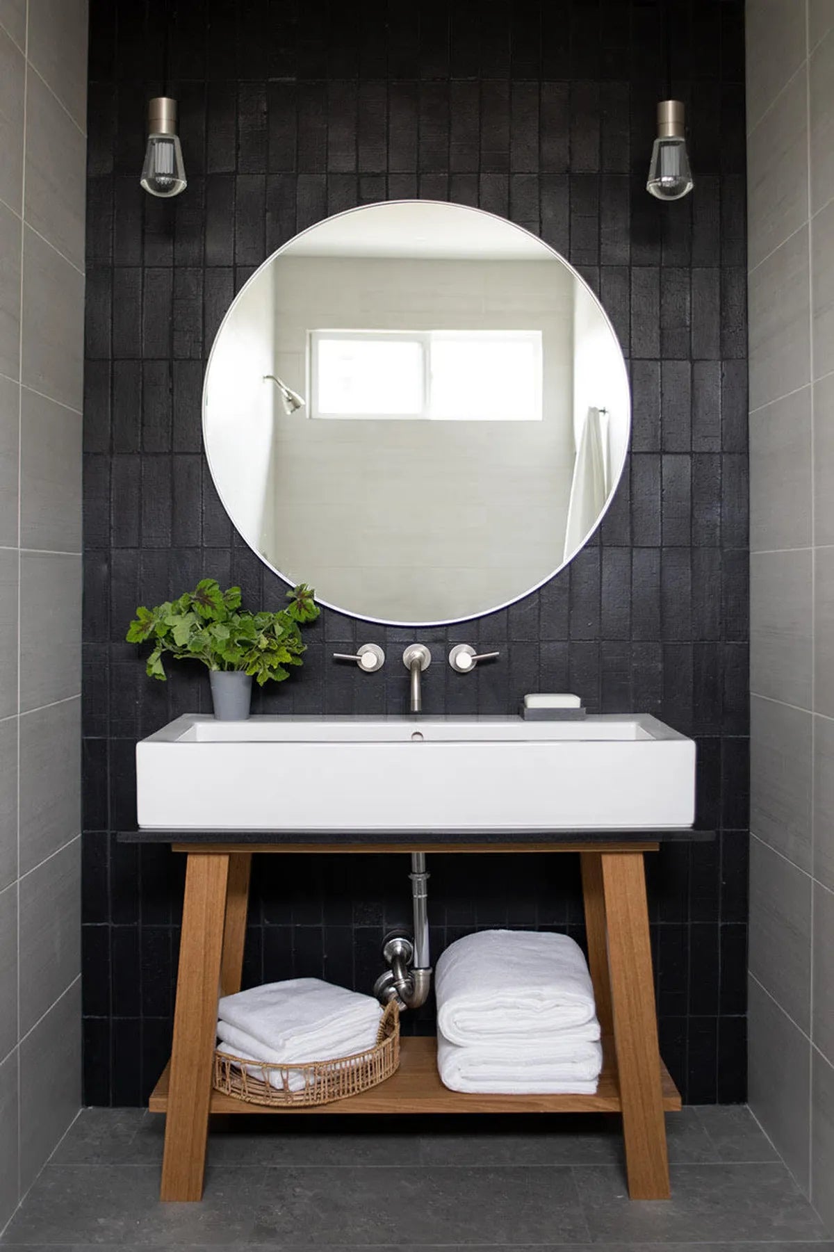 2021 IMG HI Res residential design caren rideau the kitchen door photo Meghan stylist char bathroom wall brick black hills verticla straight FC396938