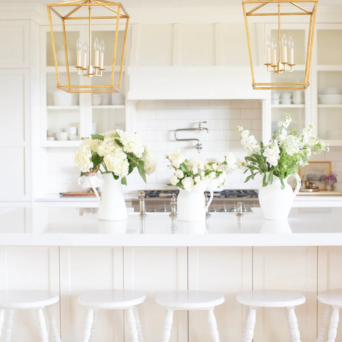 2021 IMG HI Res residential influencer tori wesszer photo Fraiche living kitchen backsplash offset 3x6 frost glazed long edge trim grout alabaster mapei FC210196 1