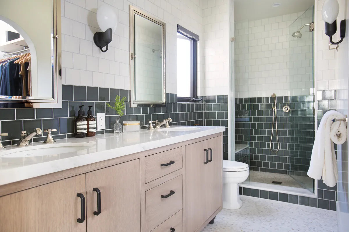 2021 IMG HI res residential WEB SOCIAL ONLY design Sherwood Kypreos installer Luxe remodel photo charlie cho bathroom shower backsplash 4x4 tusk 2x6 tempest Right left edge in Tusk and Tempest FC302526 1