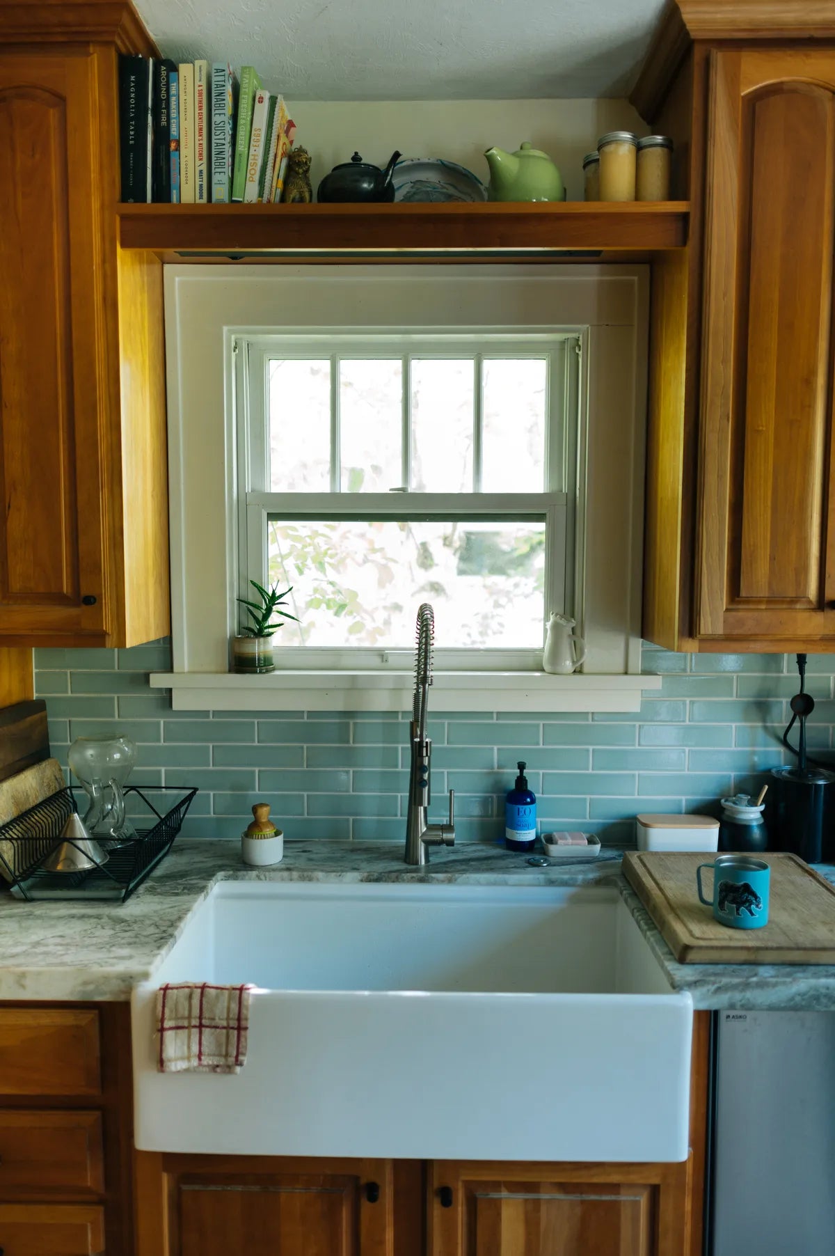 2021 IMG Hi RES RESIDENTIAL INFLUENCER FULL RIGHTS Design Photo Max Lowe kitchen backsplash quickship 2x8 Salton Sea bullnose short edge trim FC44676 fc446474 5