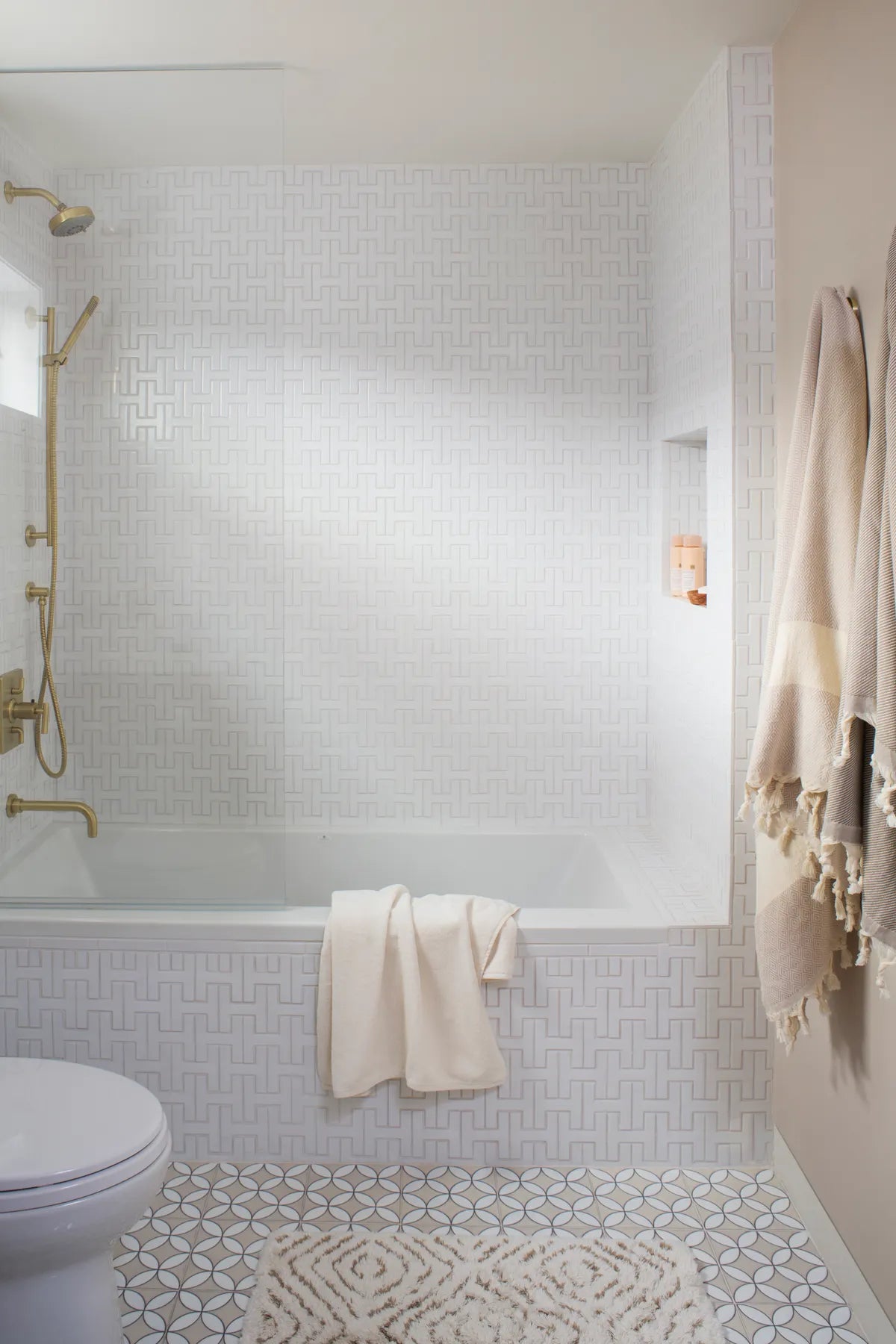 2021 IMG Hi RES RESIDENTIAL INFLUENCER RIGHTS Design Sachs Photo Meghan Bob Bathroom bathtub floor chaine homme 1x6 flatliner glazed edge long trim custom jardin fretwork white WASH GREY gray dryline fc203037 1 HR