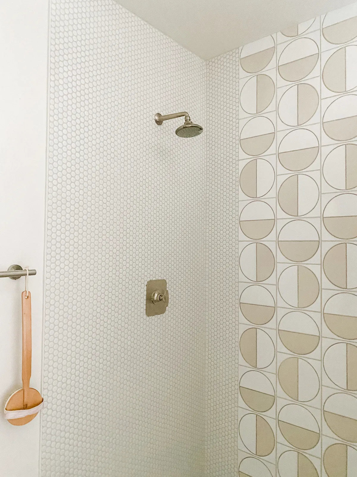 2021 IMG Hi res design keira schultz interior photo bathroom shower wall and shower niche Harvest White Motif FC419556 2