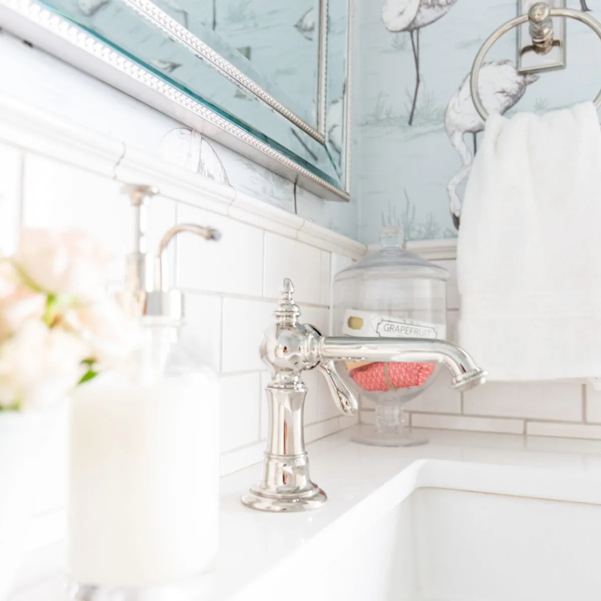 2021 IMG hi res influencial residential design Tori Wesszer photo fraiche living bathroom backsplash 3x6 tusk Vassae molding 4 5x6 FC210196 1