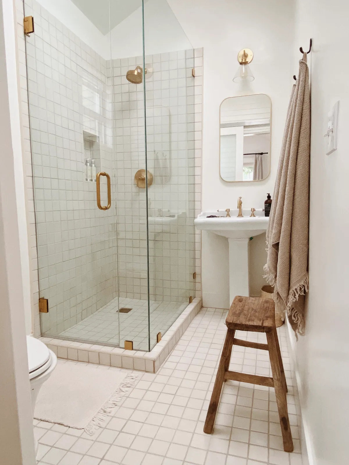 2021 IMG hi res residential influencer design samantha moore photo bathroom shower wall 3x3 sheeted mosaic feldspar FC438107 1