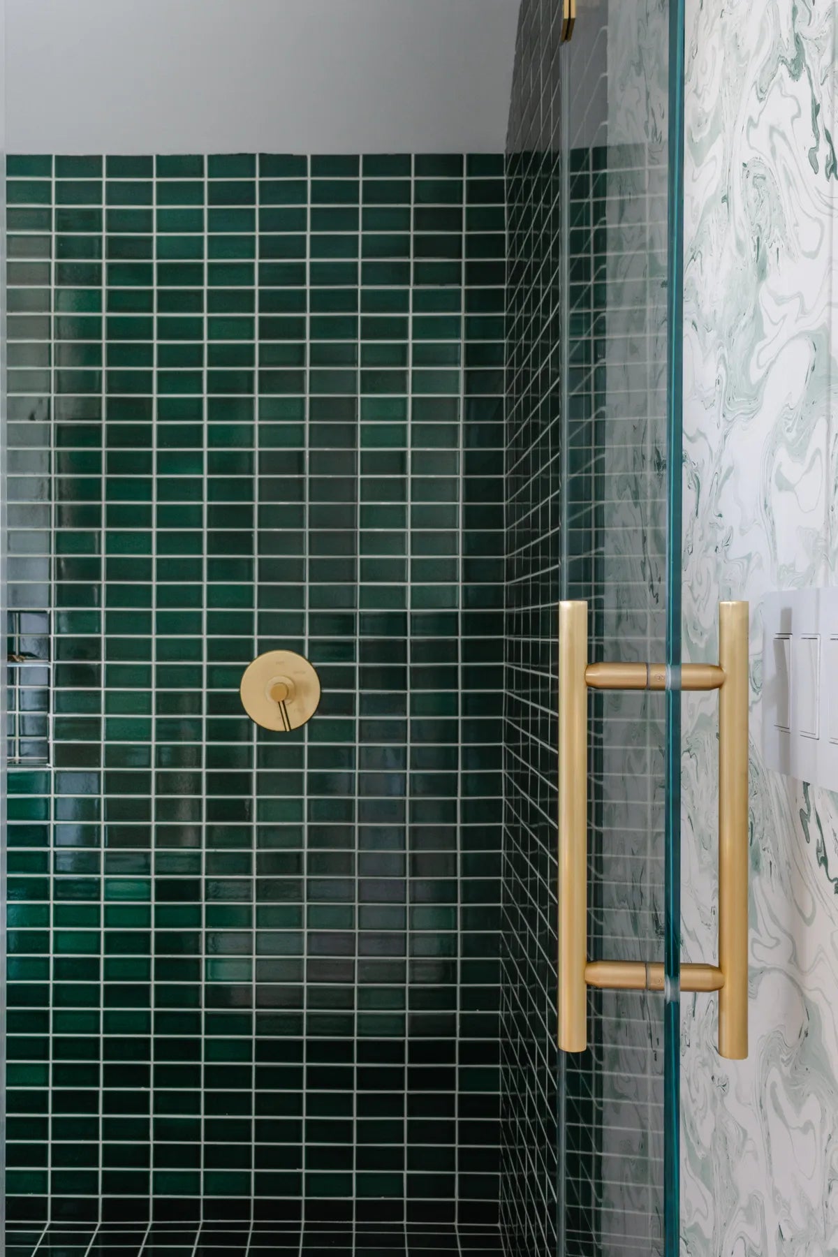 2021 img hi res rights influencer oh joy cho design project M plus image bethany nauert domino guest bathroom walls shower 2x4 straight set horizontal venetian green retired evergreen trim glazed edge corners FC269971