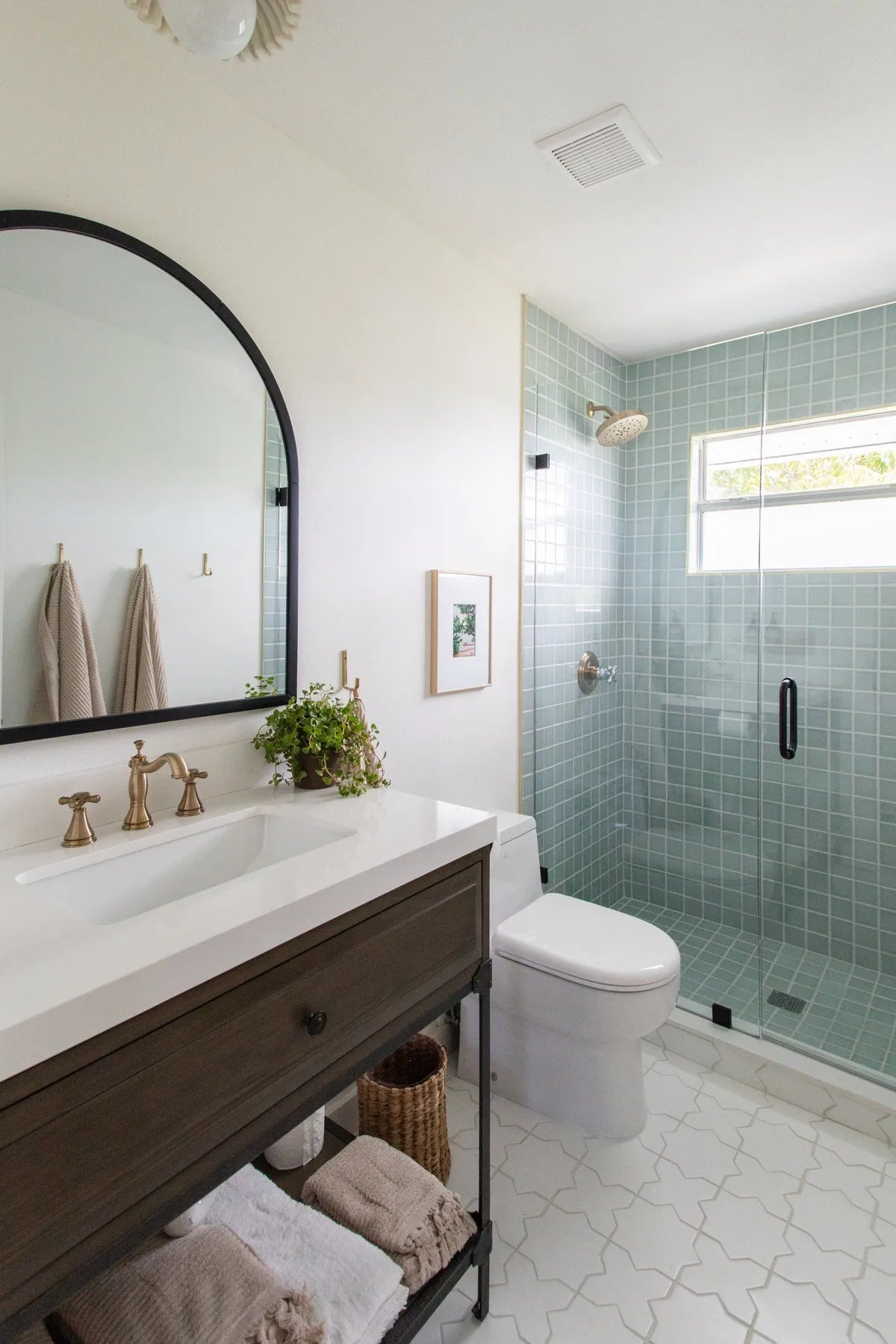 2021 img commercial full rights influencer design photos arrows and bow ashley petrone joie inn sage room hotel hospitality bathroom shower mosaics pan floor straight set 3x3 calcite large star and cross FC444562