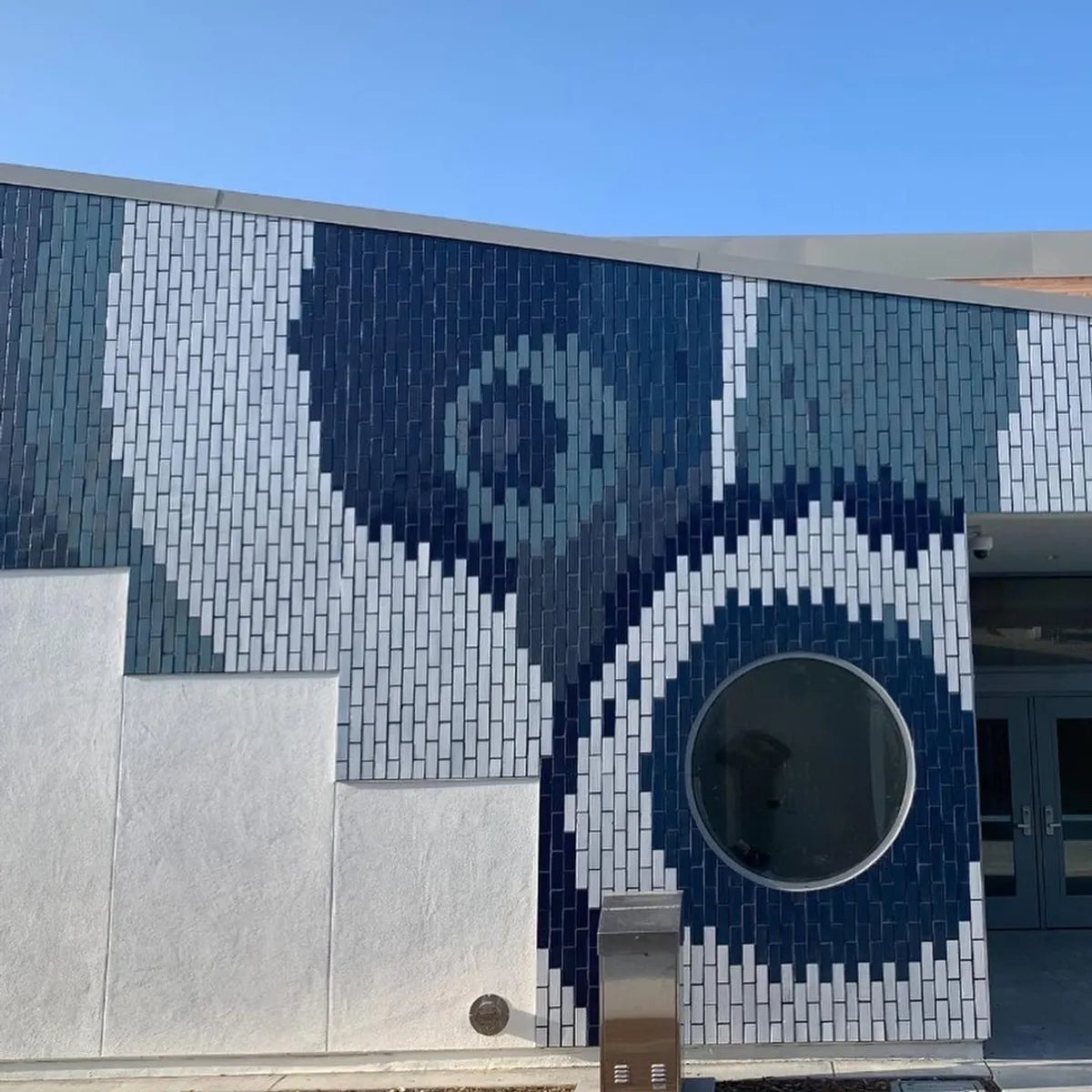 2021 img commercial rights low res jnj tile co NAC architecture buena park junior high school exterior brick mural vertical offset blend aleutian beartooth allegheny appalachian blue ridge lewis range FC350302 3