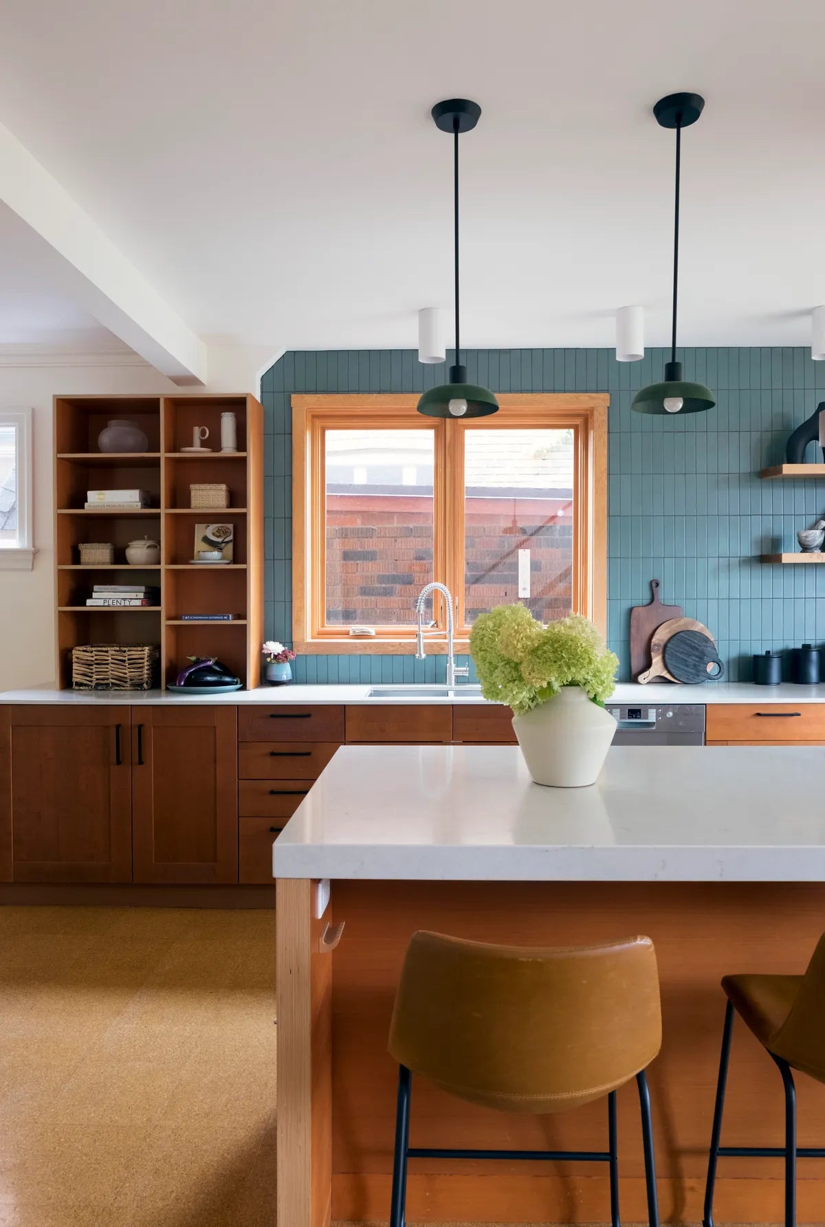 2021 img hi res residential WEB SOCIAL only design Saffran interiors photo Audrey lawson kitchen backsplash straight set 2x8 grout raven laticrete 1