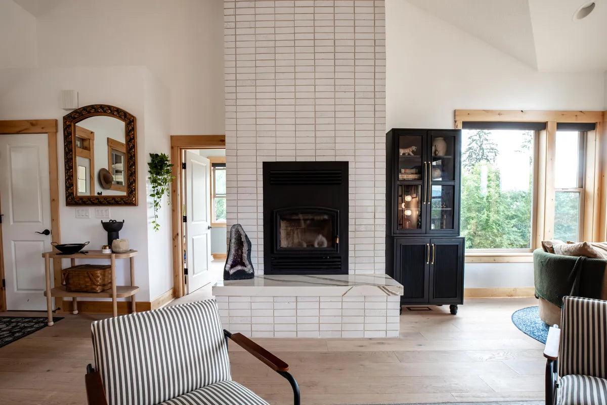 2021 img hi res residential influencer rights design caitlin shoemaker photo living room fireplace straigt set Olympic brick fc402294 4