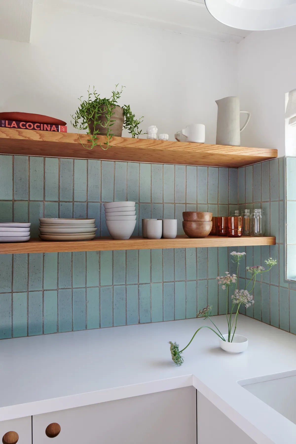 2021 img hi res rights influencer design photo maria del rio kitchen backsplash brick san gabriel vertical straight set glazed short edge trim tile floor antique hexagon 8 FC336527 FC337903 2