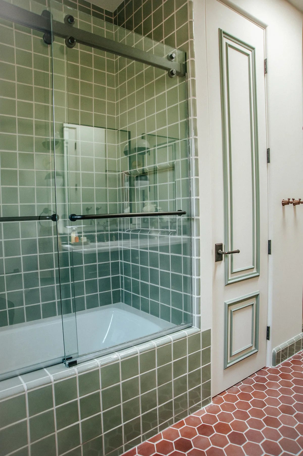 2021 img hi res rights residential influencer claire thomas harding house bathroom floor antique hexagon 4 wall 4x4 straight set rosemary shower wall trim quarter round 1x4 niche tub 5 FC369161