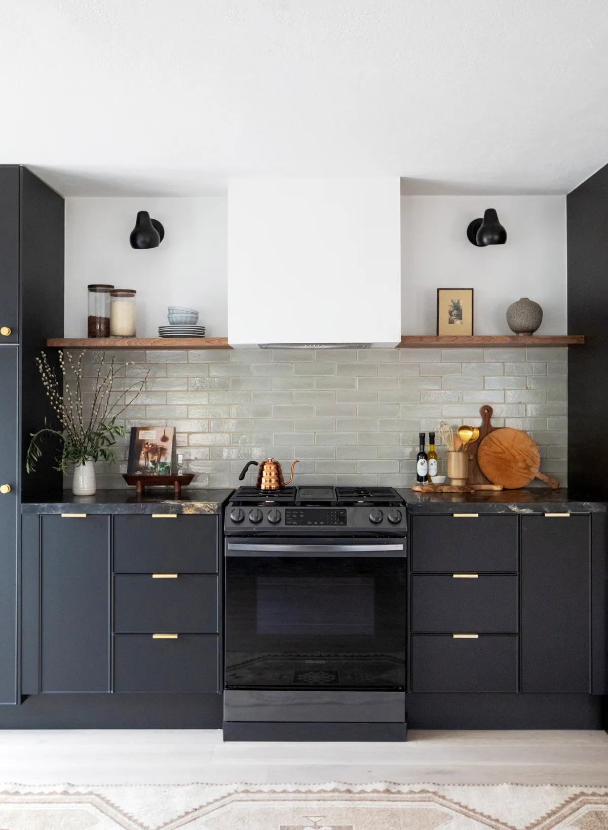 2021 img hi res rights residential influencer design anne sage photo elizabeth messina kitchen backsplash brick offset elk 4 FC431042