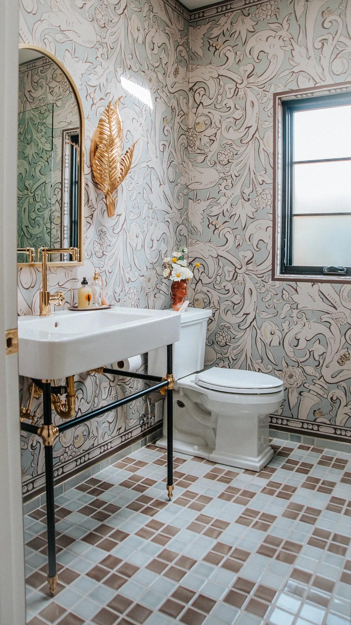 2021 img hi res rights residential influencer design photo claire thomas harding house guest bathroom floor shower pan 3x3 checkerboard mist cardamom walls 2x8 mist straight set vertical niche schluter 13 FC369161