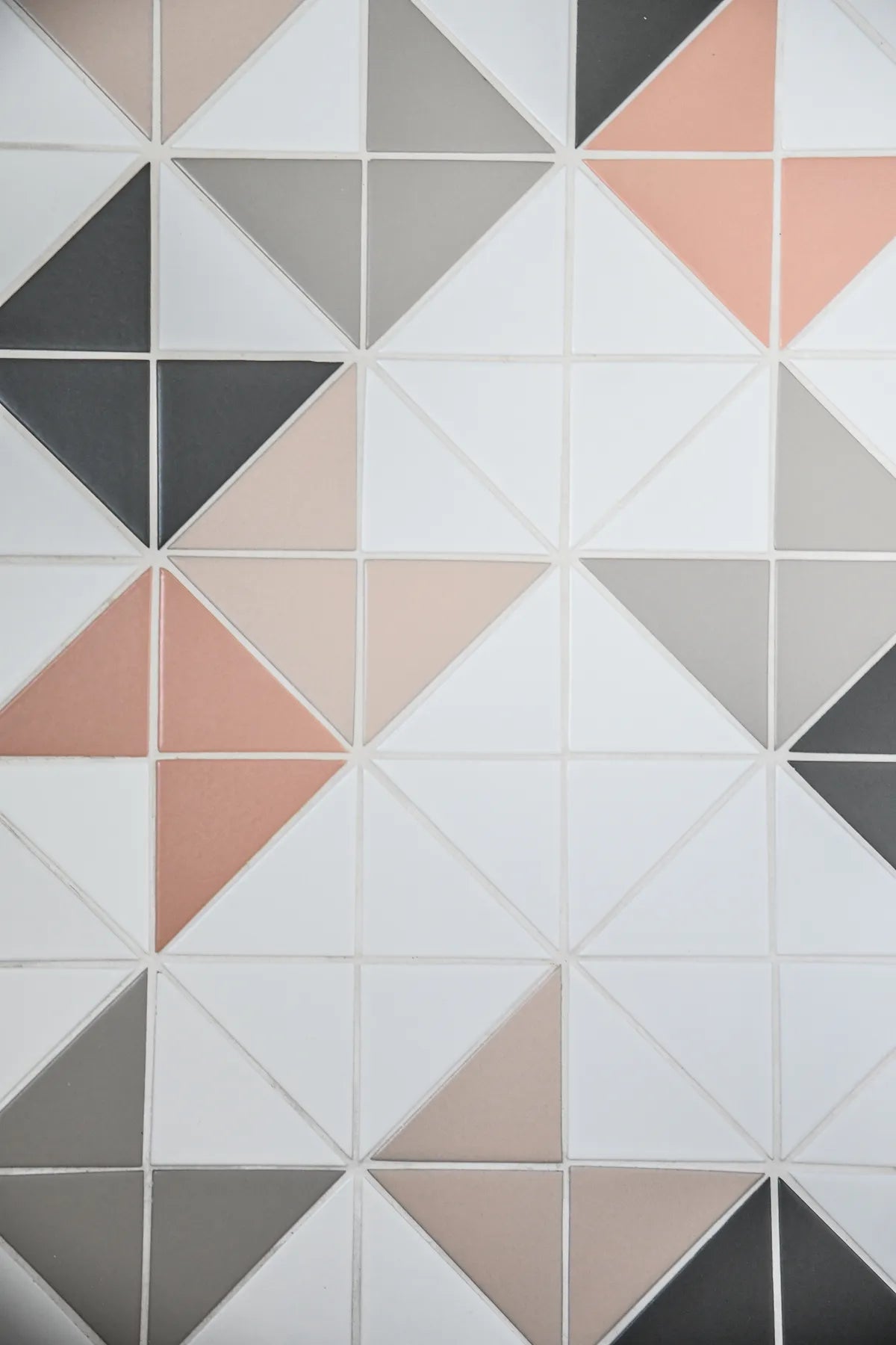 2021 img hi res rights residential influencer design photo hilton carter powder bathroom floor wall tile triangle 4 blend calcite desert bloom dolomite tumbleweed magnetite schluter 2 FC398406