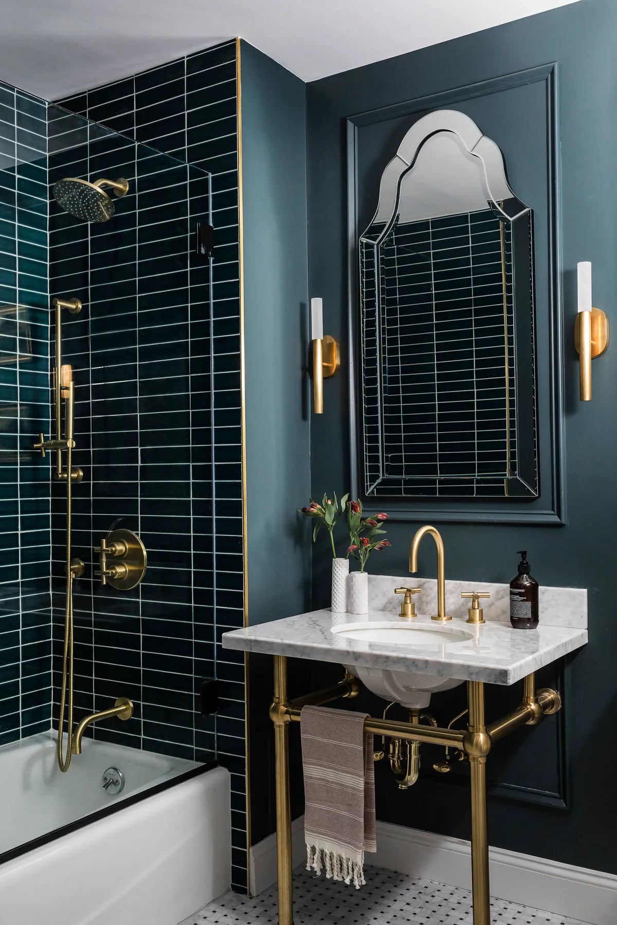 2021 img hi res rights residetial design arazi levine photo joyelle west bathroom walls shower tile 2x8 horizontal straight set boundary waters caspian sea FC279242