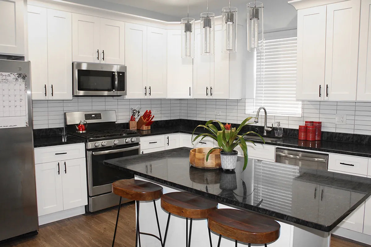 2021 img rights hi res residential influencer design photo tiara hughes kitchen tile backplash horizontal straight set calcite bullnose short long bullnose FC44593 Edited