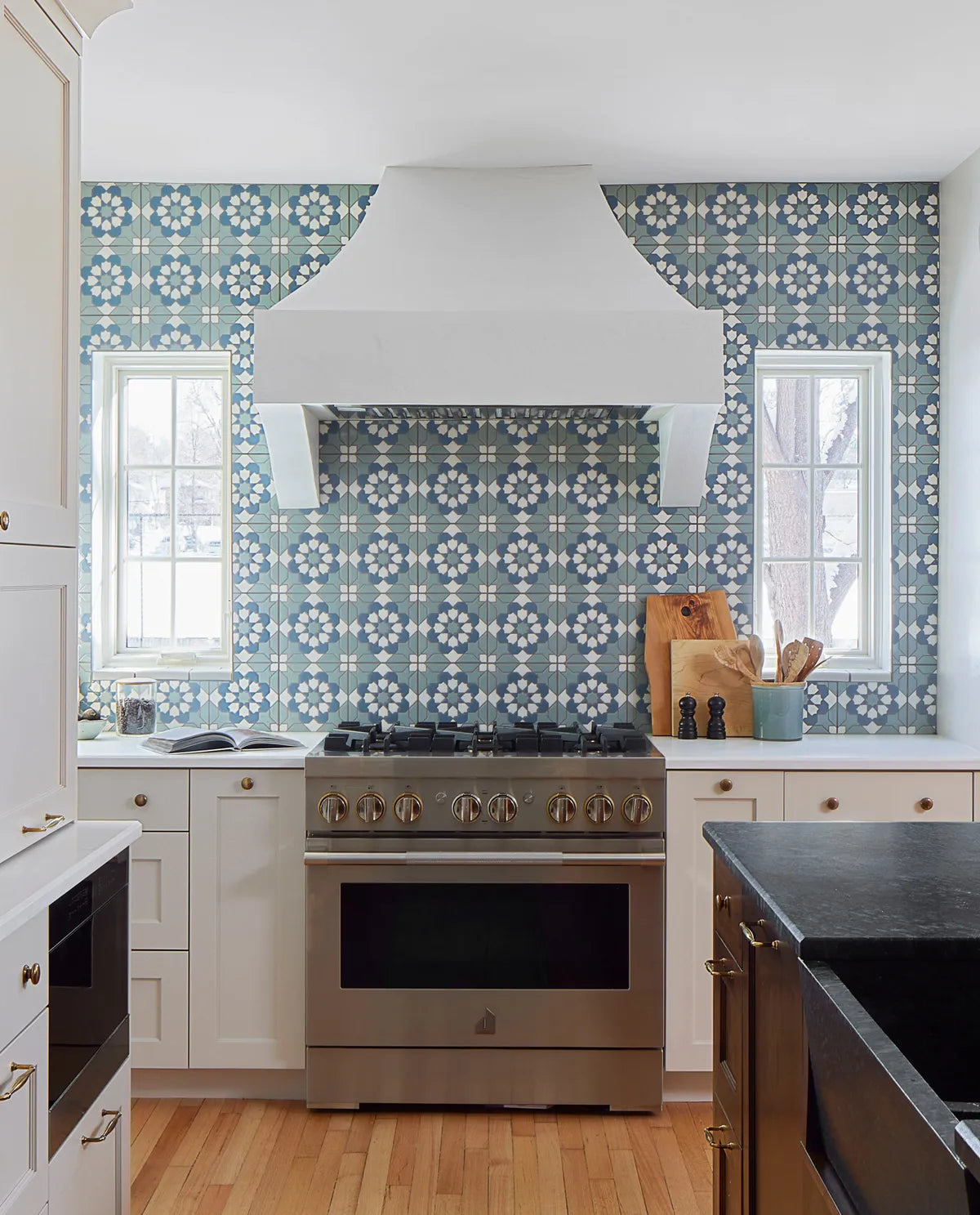 2022 IMG hi res I Nfluebcer rights design Ananbode interior design photo S Brenner kitchen backsplash custom sintra in tusk dusty blue grey dryline FC 400171 5