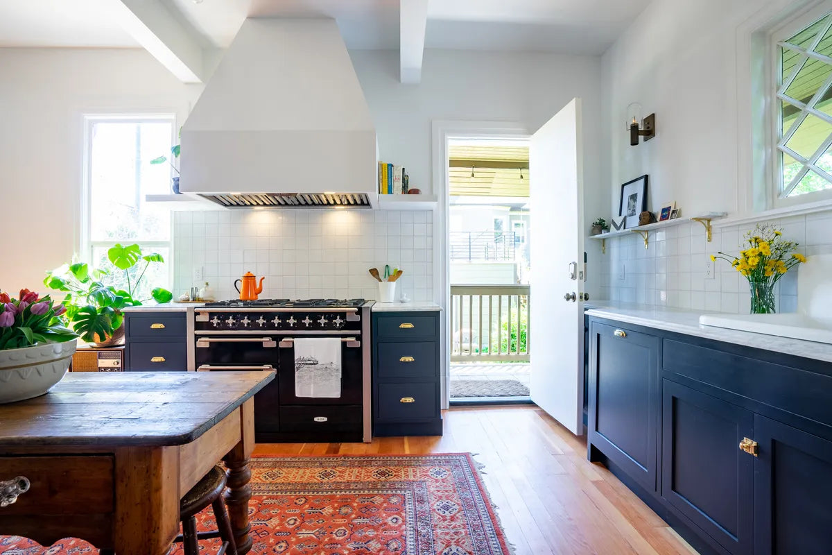 2022 IMG hi res residential Web social Design Neil kelly photo netra nei straight set kitchen backsplash 4x4 white wash FC516924 5