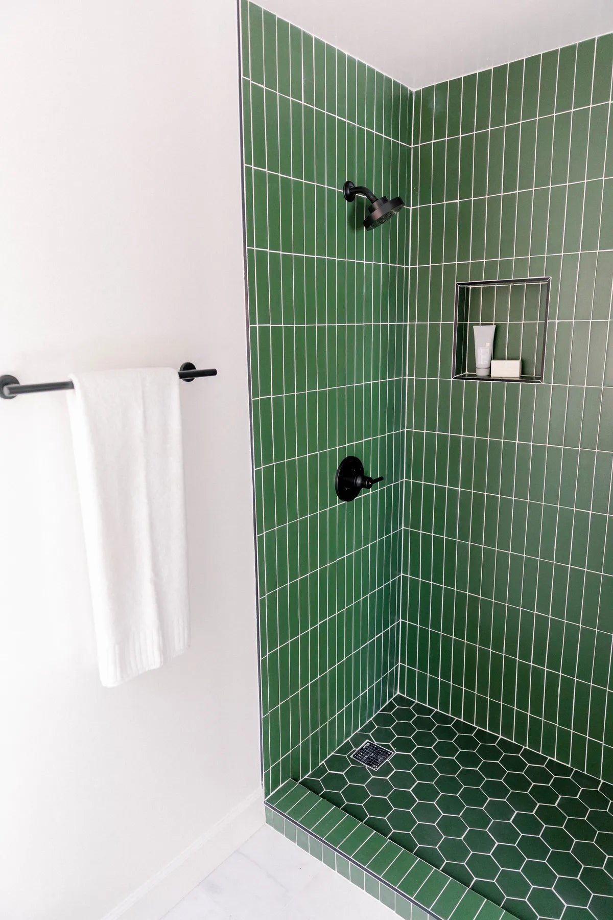 2022 IMG hi res residential influencer rights design J Oy street design photo shower 2x8 verticle set 422 hexagons hunter green shower niche FC453758 1